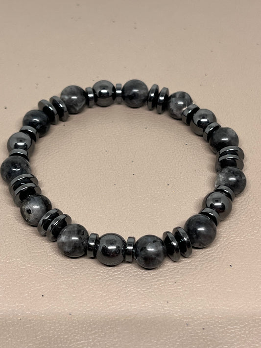 Grå labradoritt og sort hematitt