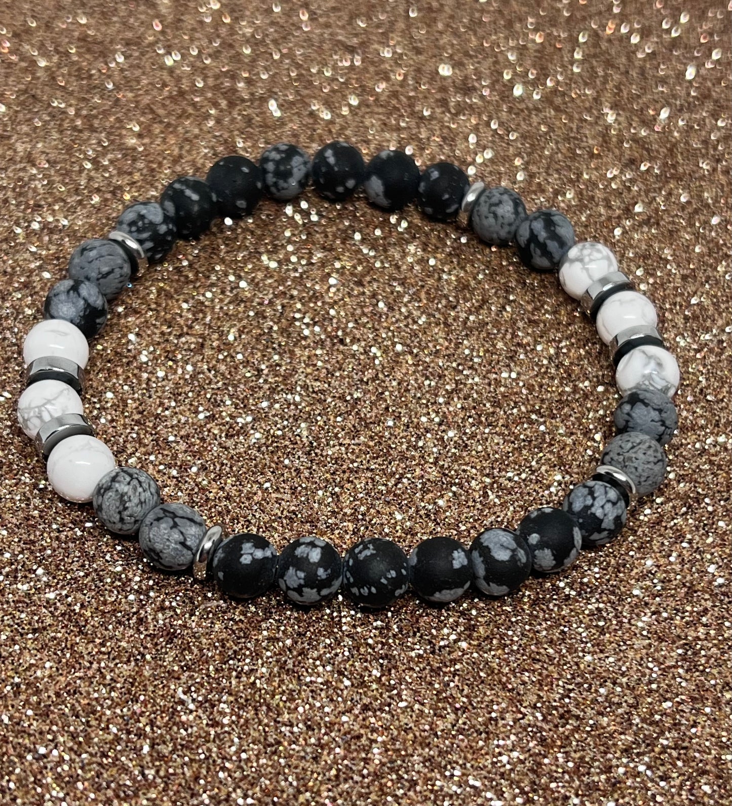 Armbånd Hvite små howlitt og grå obsidian