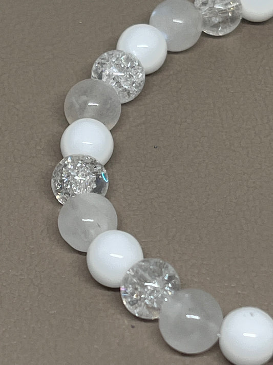 Hvite små agat, månestein og kvartsperler