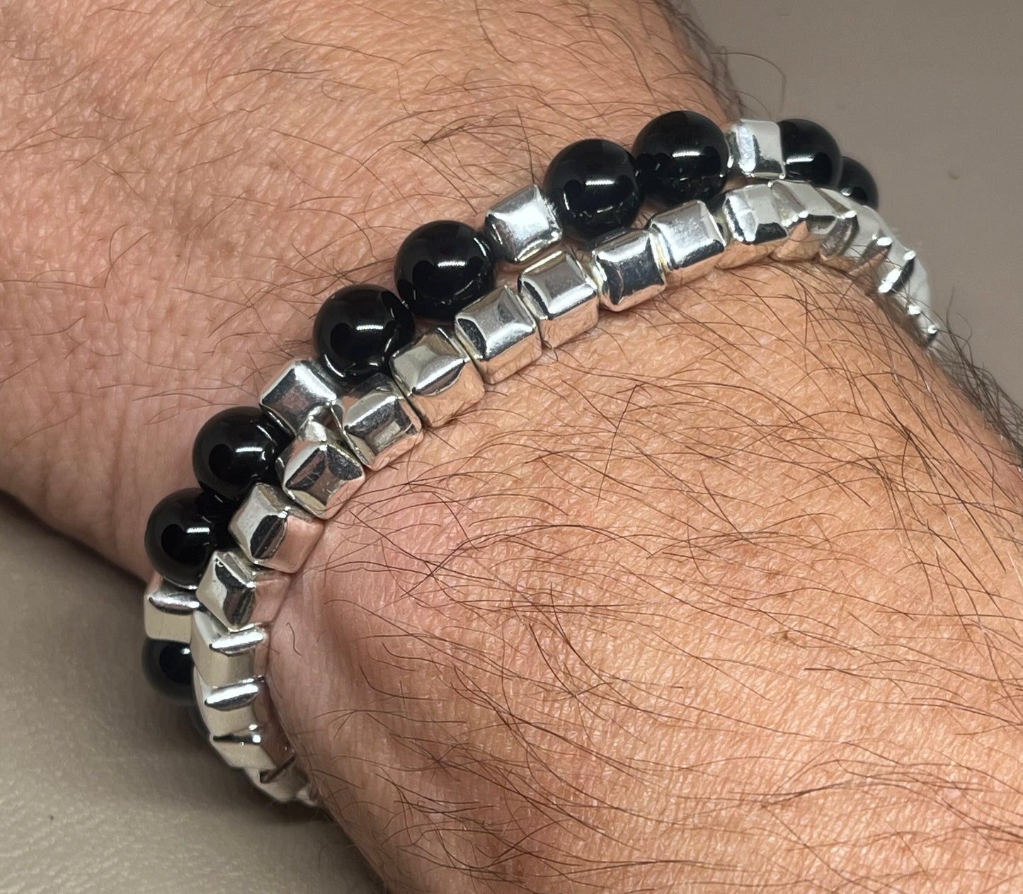 Armbånd to stk: ett med sølv og ett med sort onyx og sølv