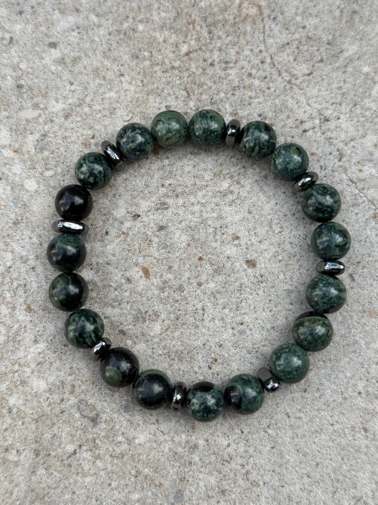 Grønn rhyolitt og sort hematitt - inluma