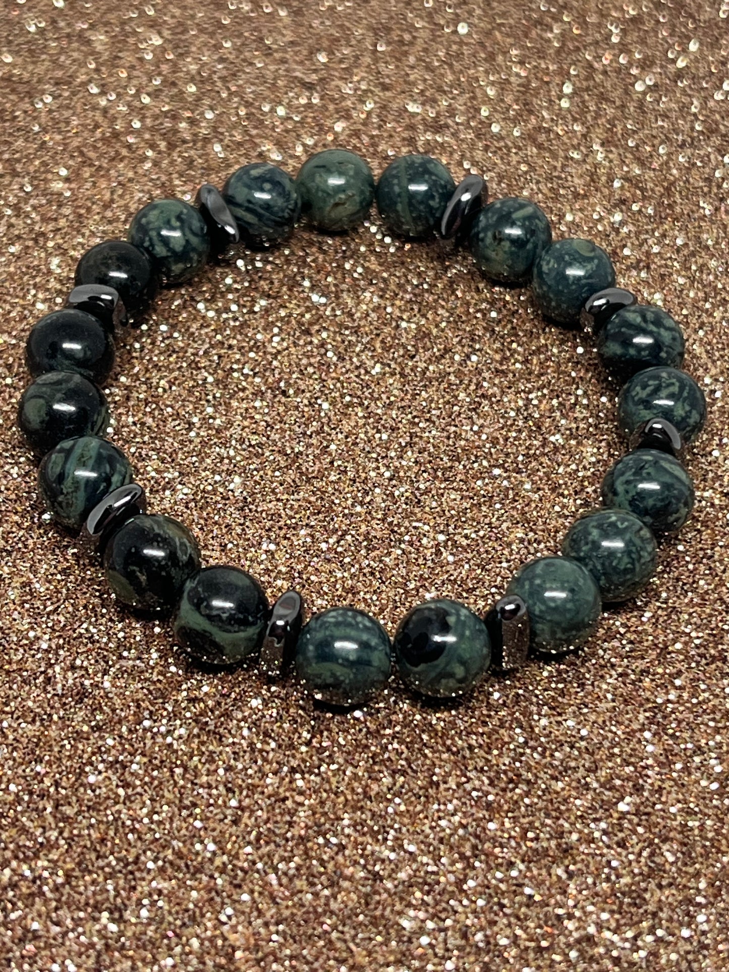 Grønn rhyolitt og sort hematitt