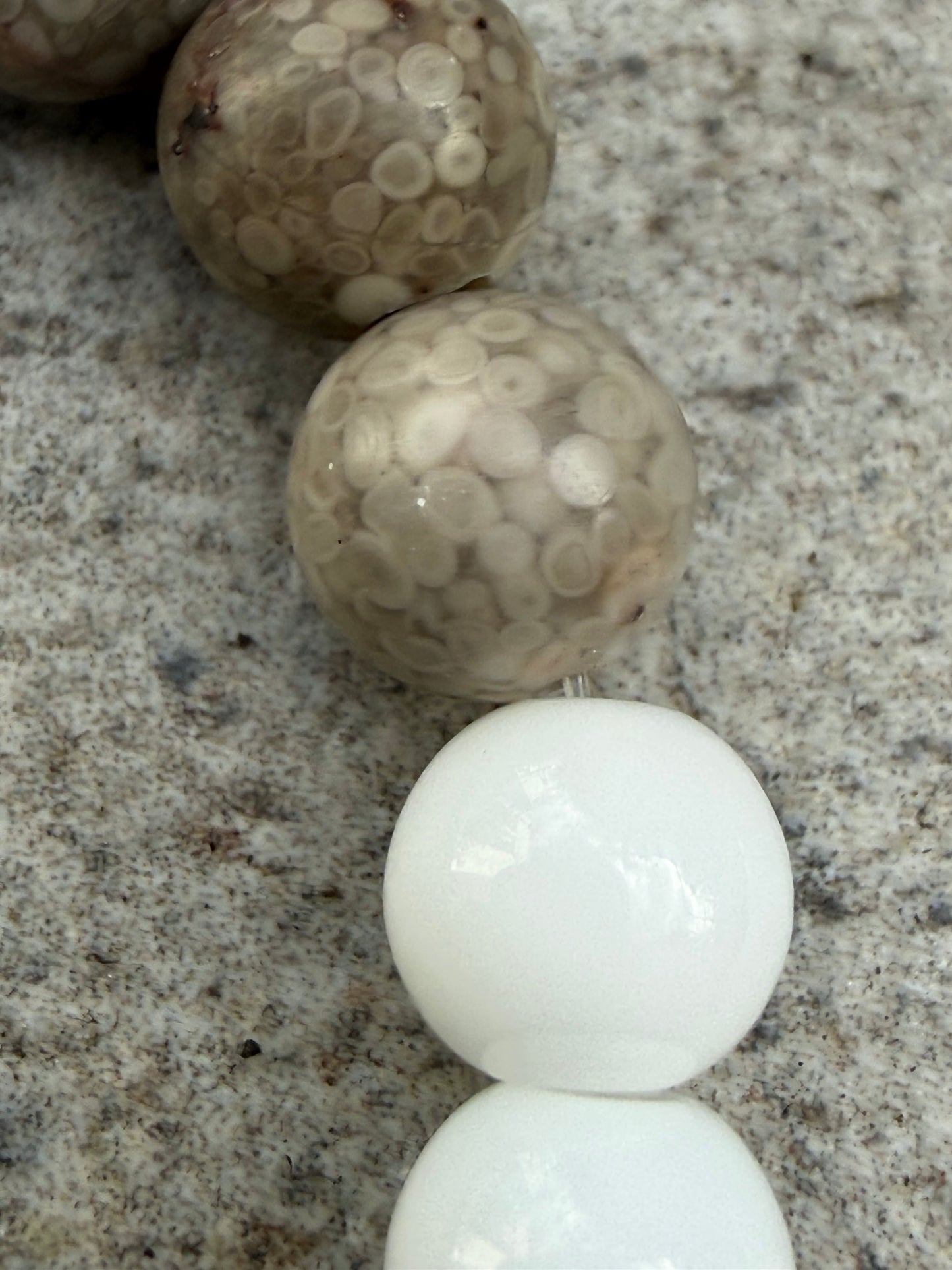 Armbånd gråbeige zeolit og hvit agat - inluma