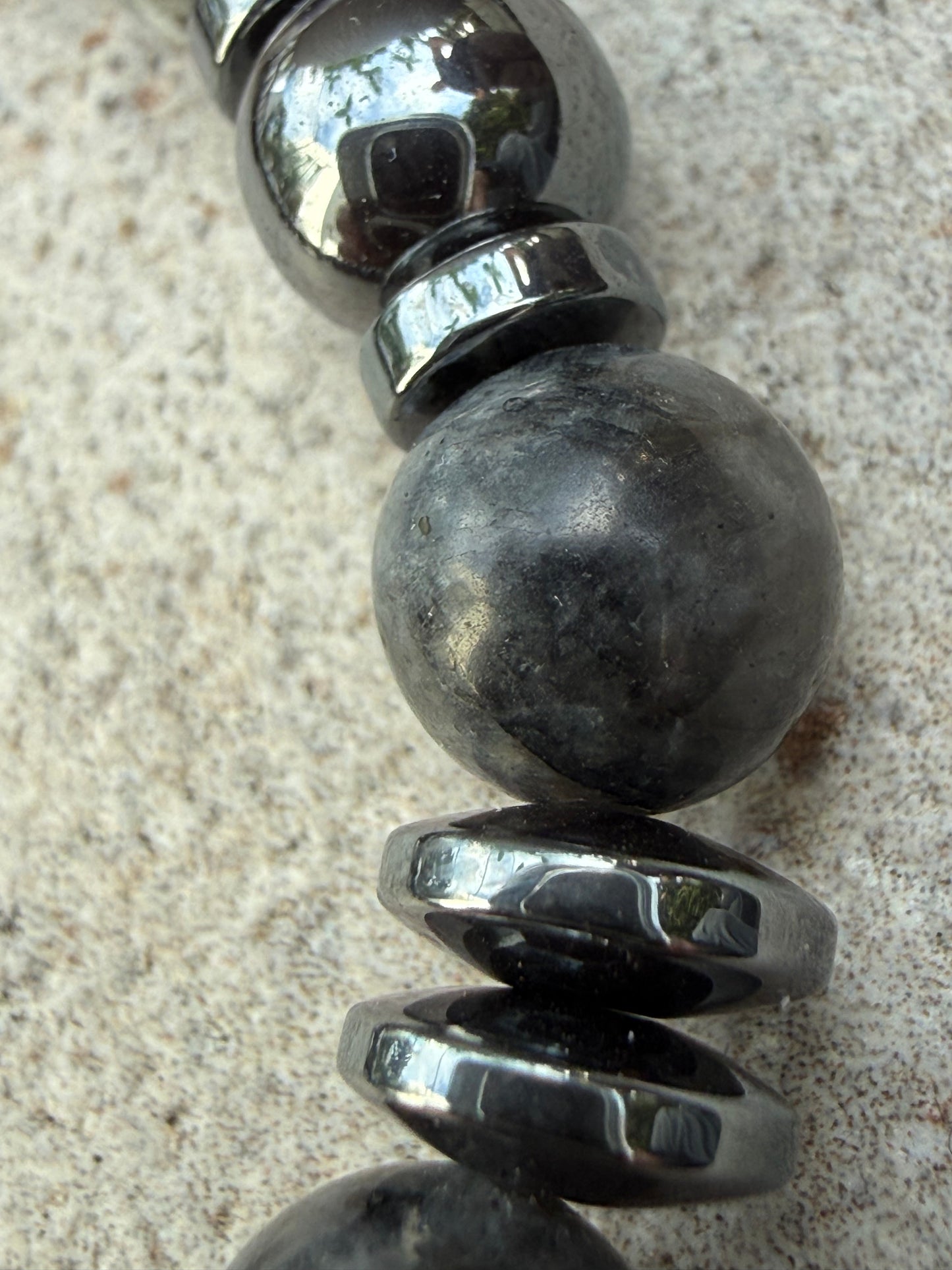 Grå labradoritt og sort hematitt - inluma