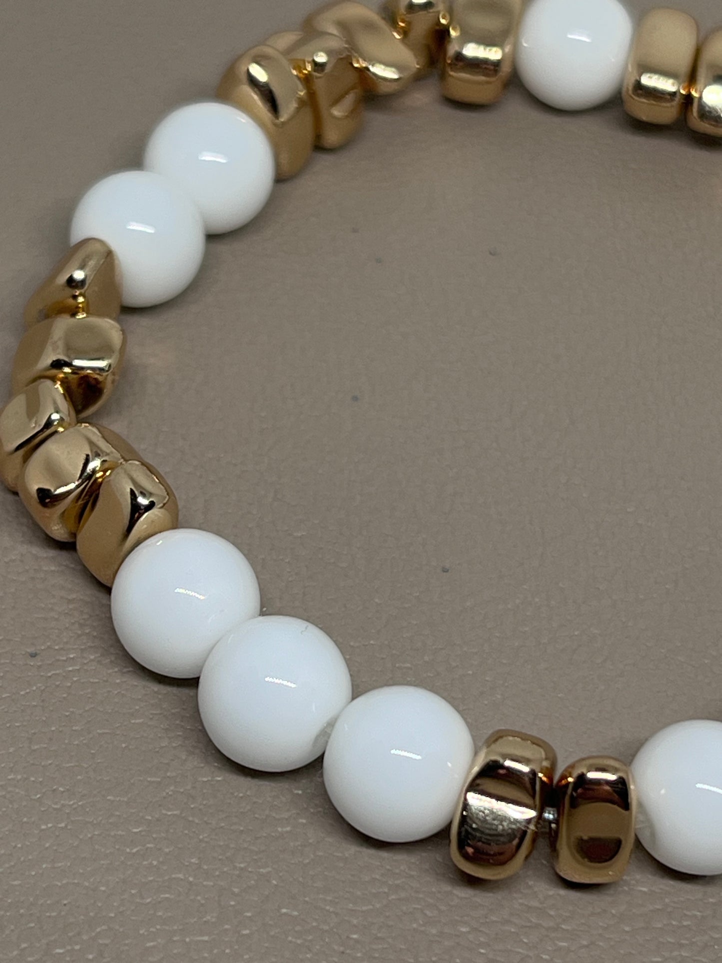 Hvit agat og gullhematitt