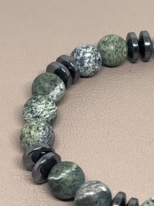 Armbånd Grønn matt zebrajasper og sort hematitt