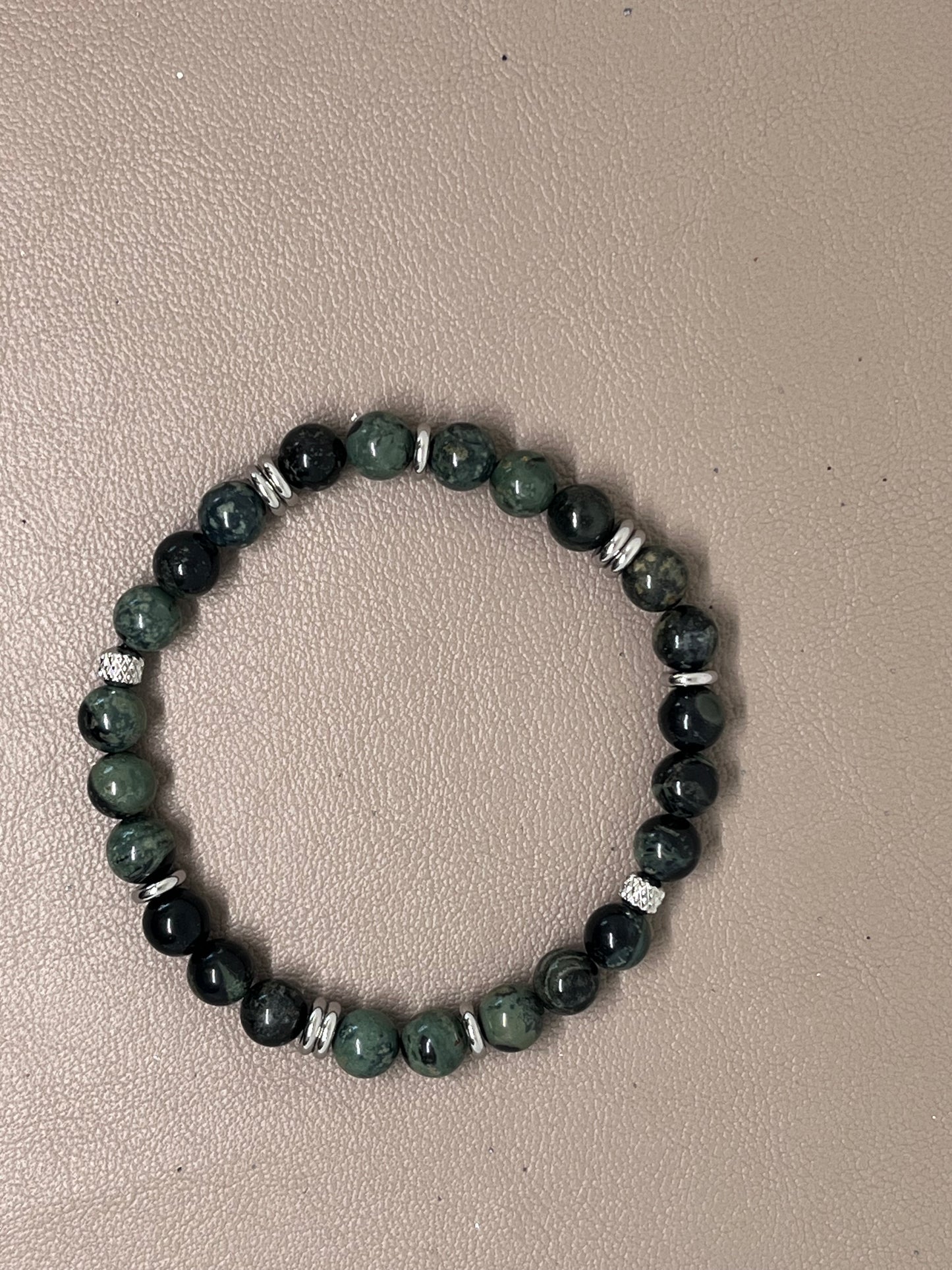 Grønne små perler og stål