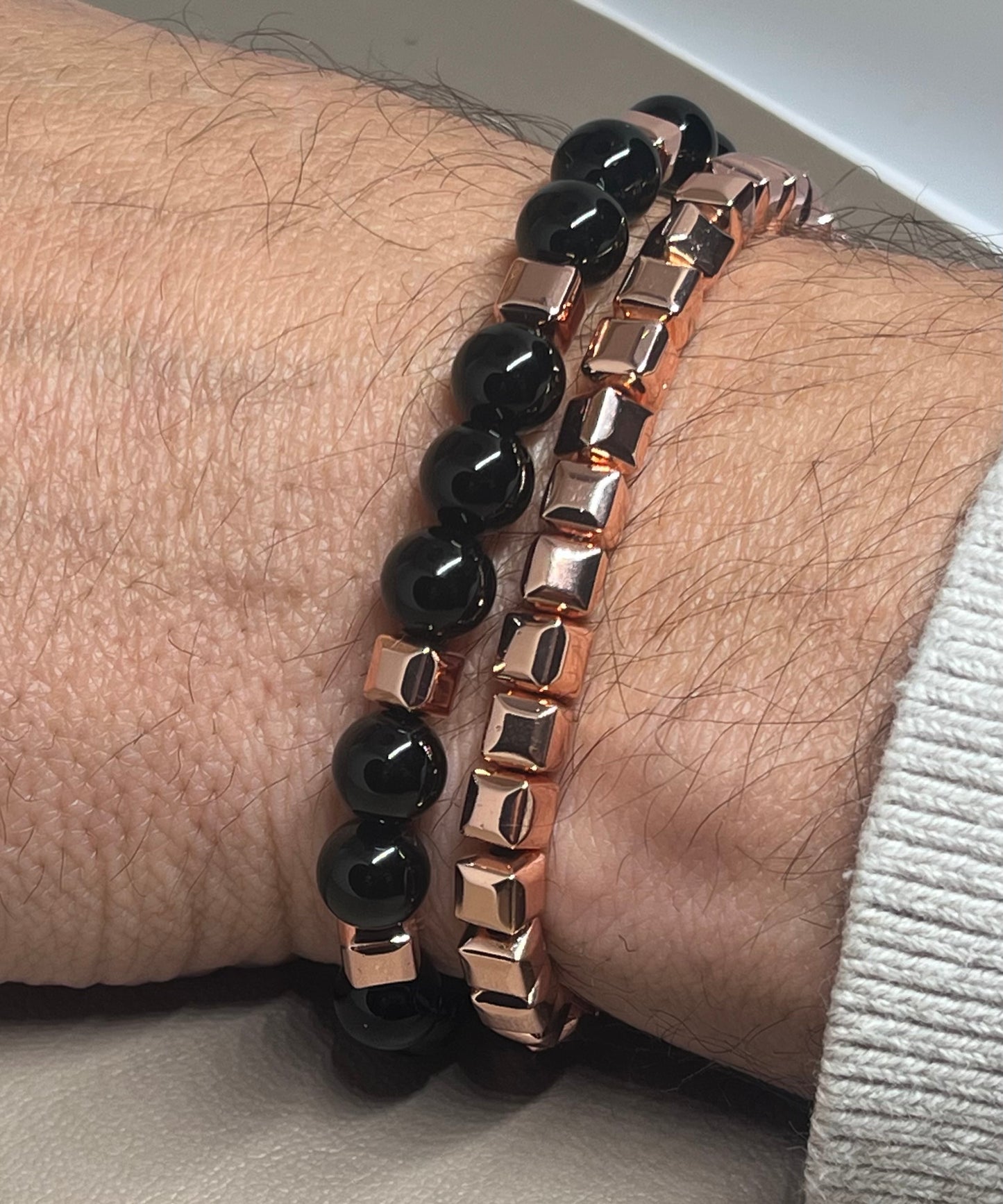 Armbånd to stk: ett roségullog ett med rosegull og sort onyx