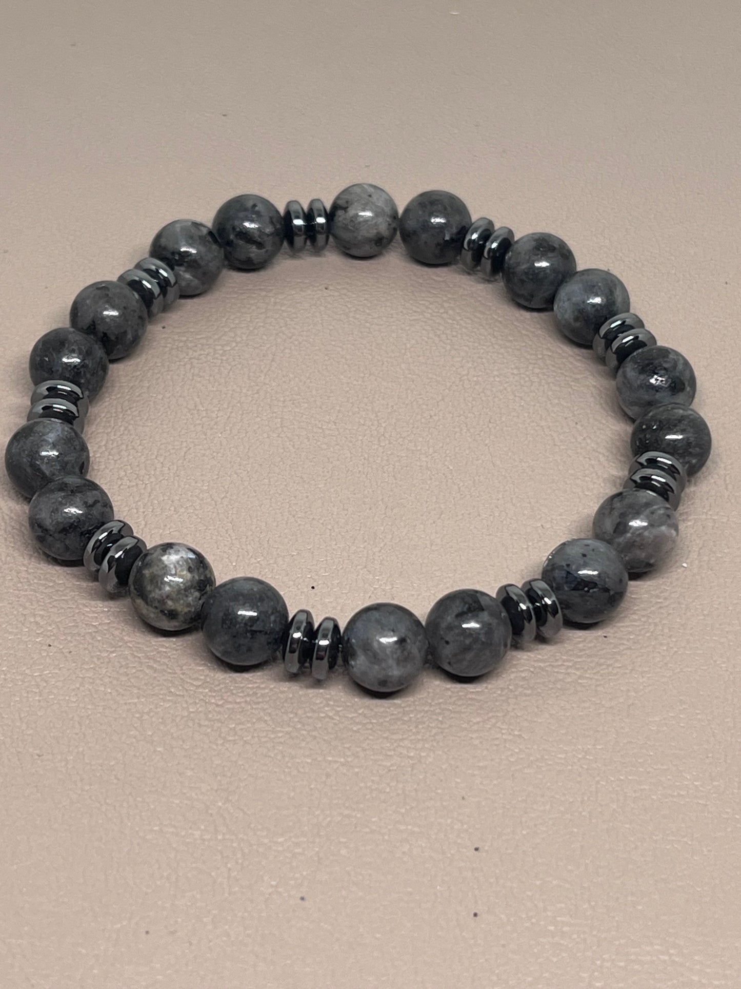 Armbånd To stk: Et brunt og ett grått med sorte detaljer