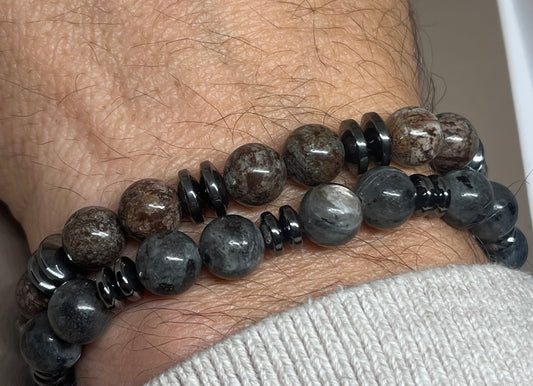 Armbånd To stk: Et brunt og ett grått med sorte detaljer