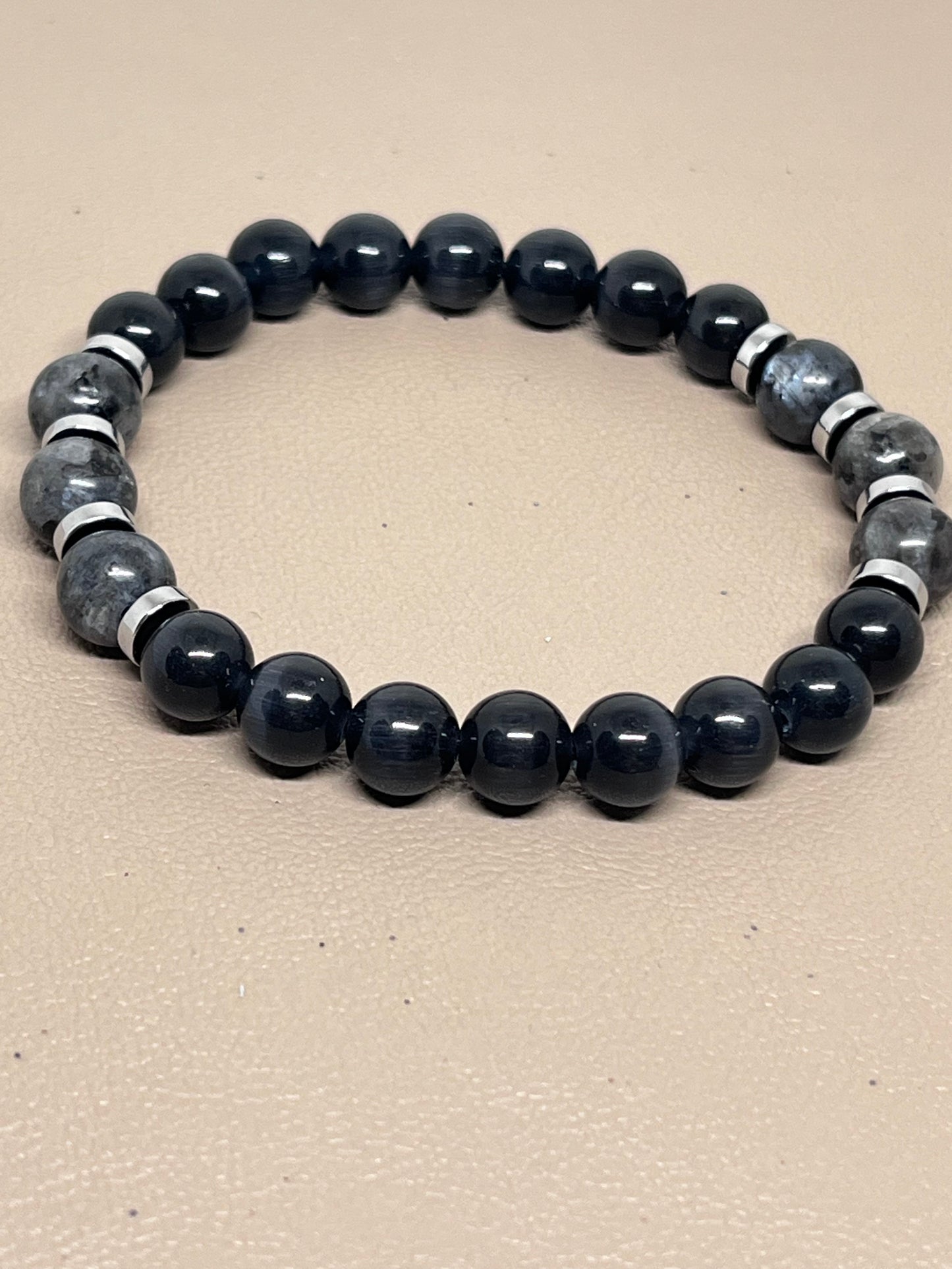 Sorte katteøyne og labradoritt