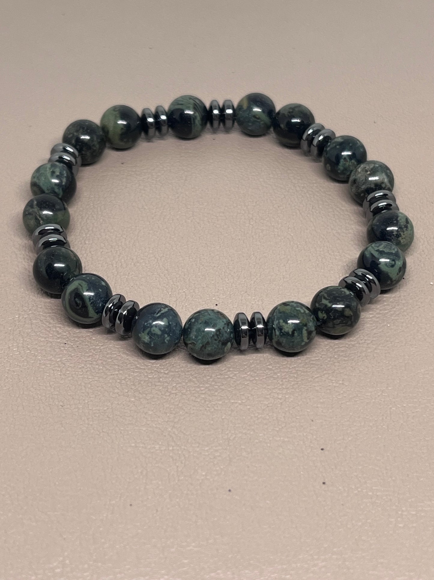 Armbånd Grønn rhyolitt og sort hematitt