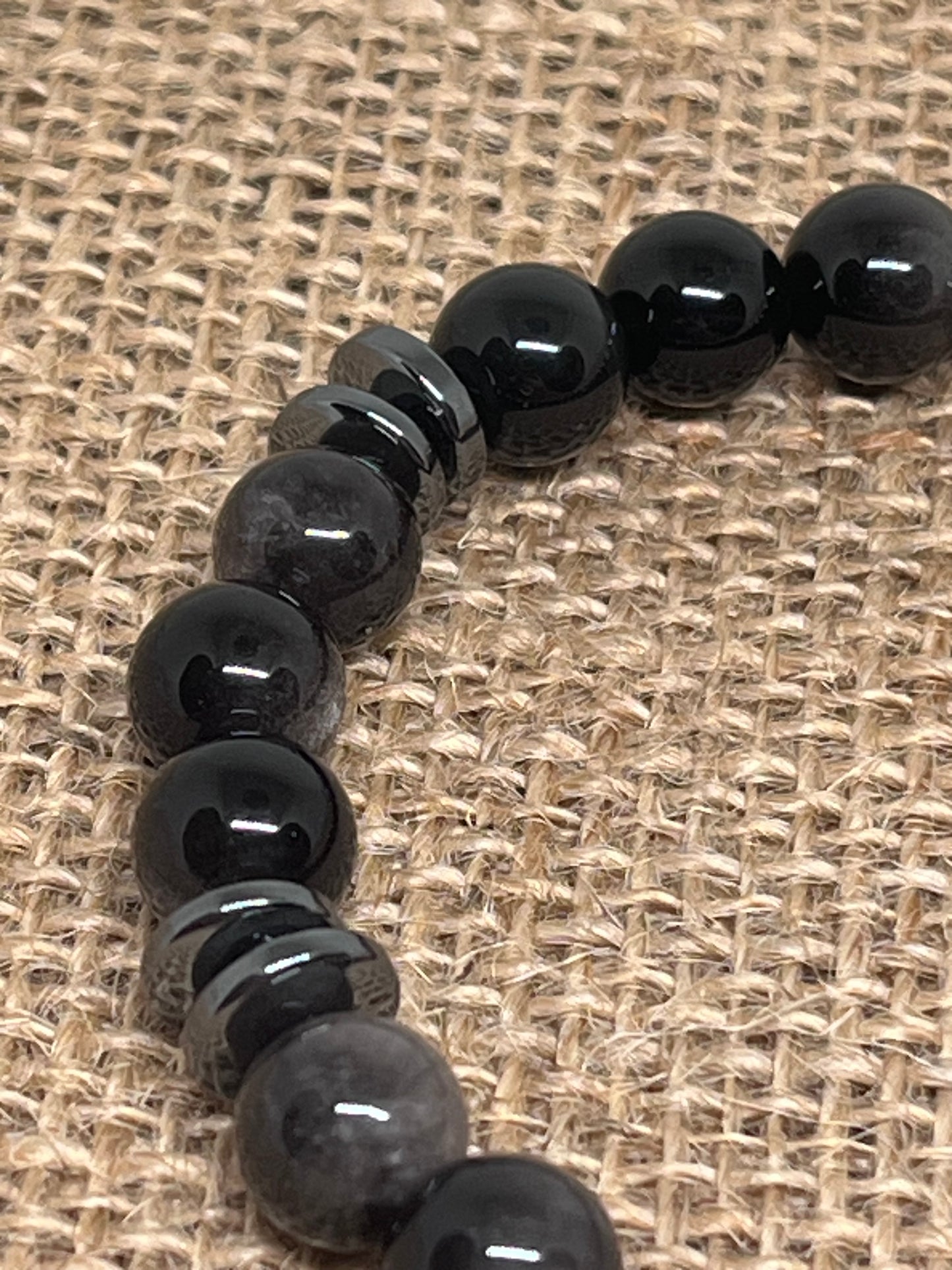 Sort sølvobsidian med sort hematitt