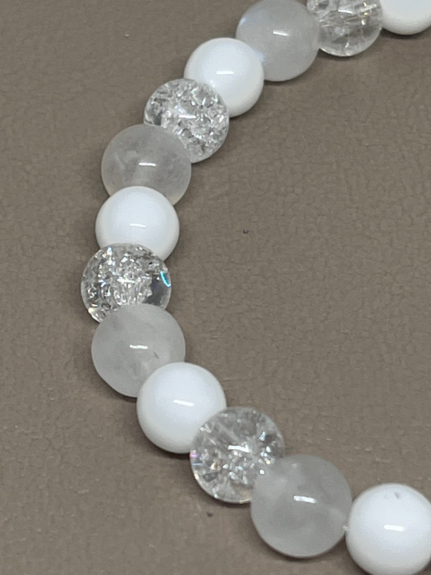 Hvite små agat, månestein og kvartsperler