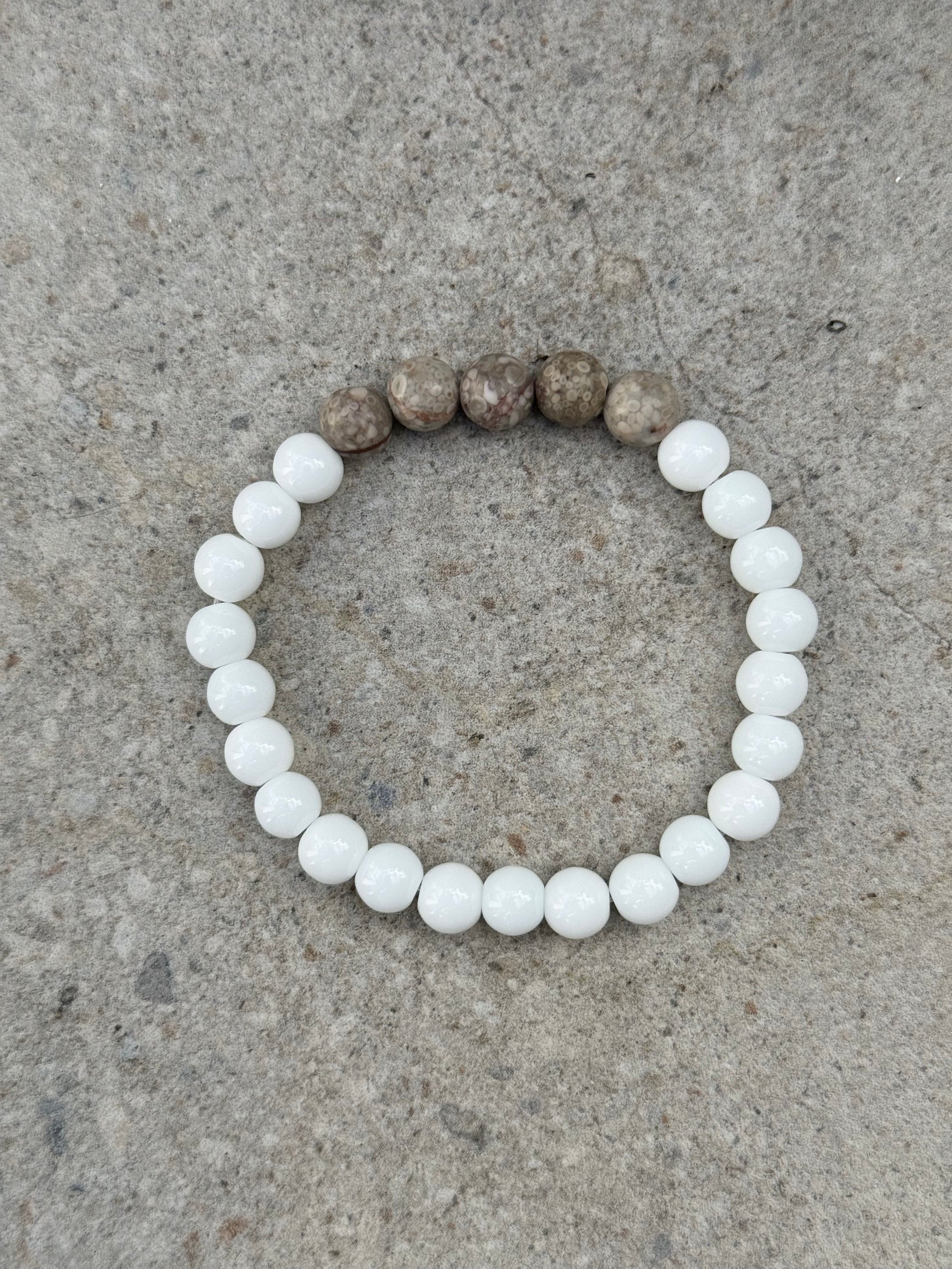 Armbånd gråbeige zeolit og hvit agat - inluma