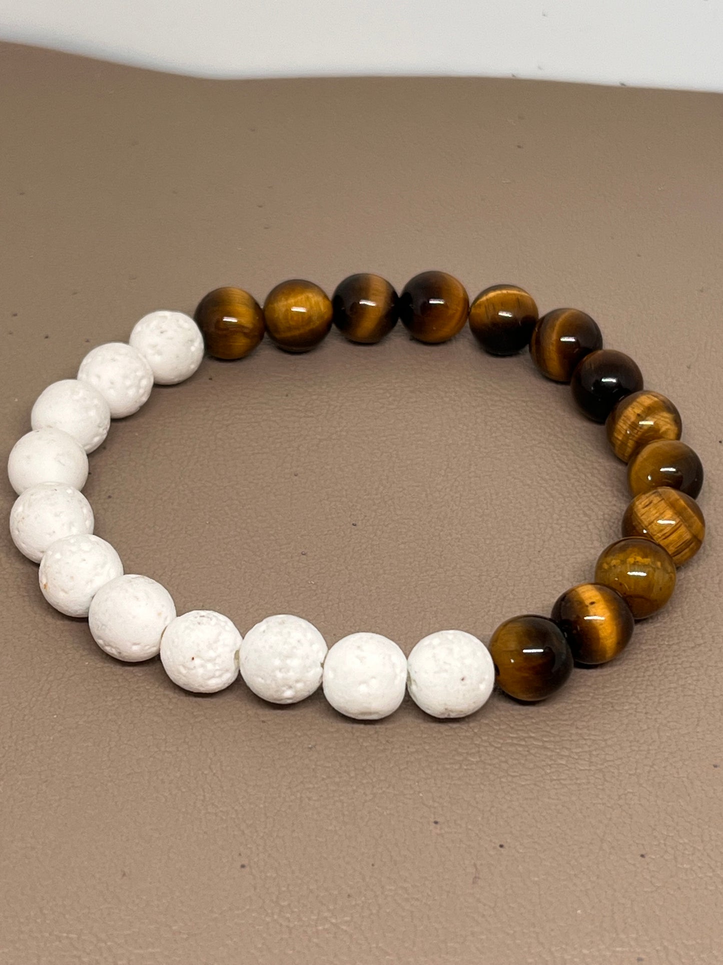 Armbånd tigerøyne og hvit lava