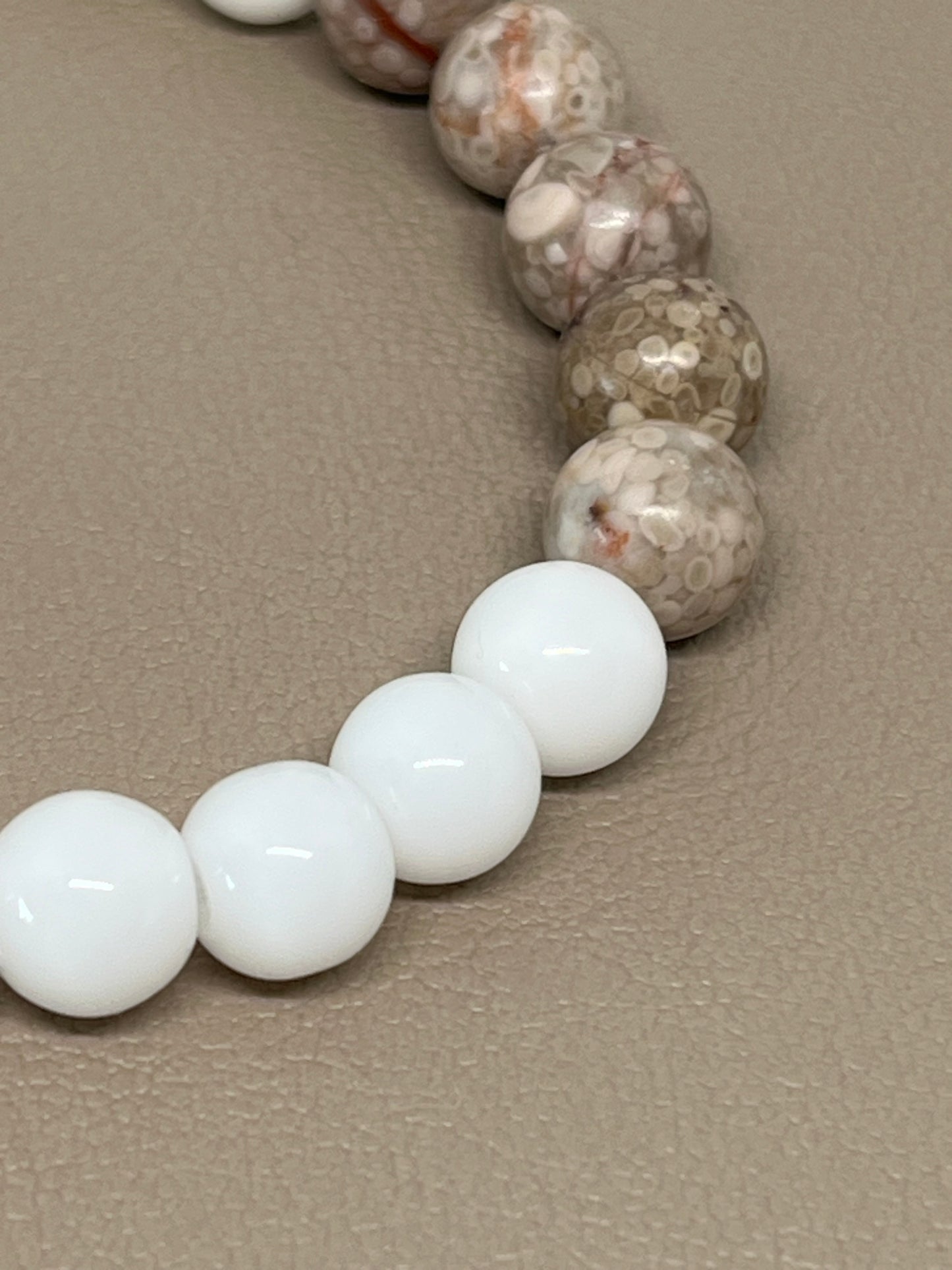 Armbånd gråbeige zeolit og hvit agat