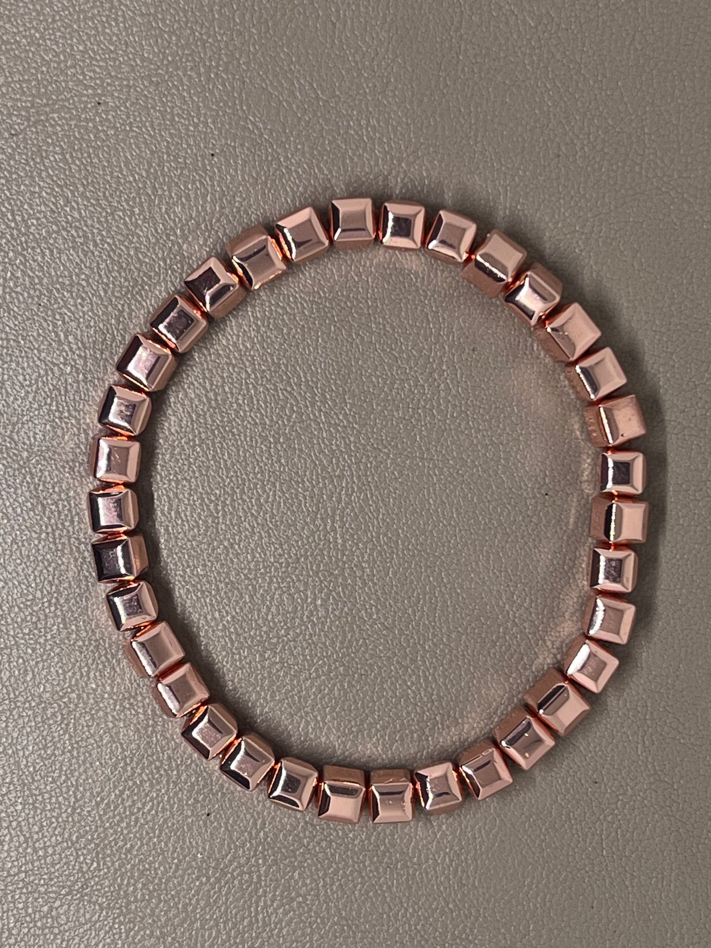 Armbånd to stk: ett roségullog ett med rosegull og sort onyx