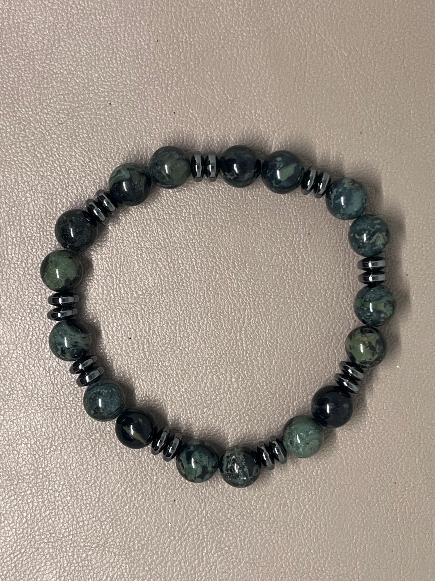 Armbånd Grønn rhyolitt og sort hematitt