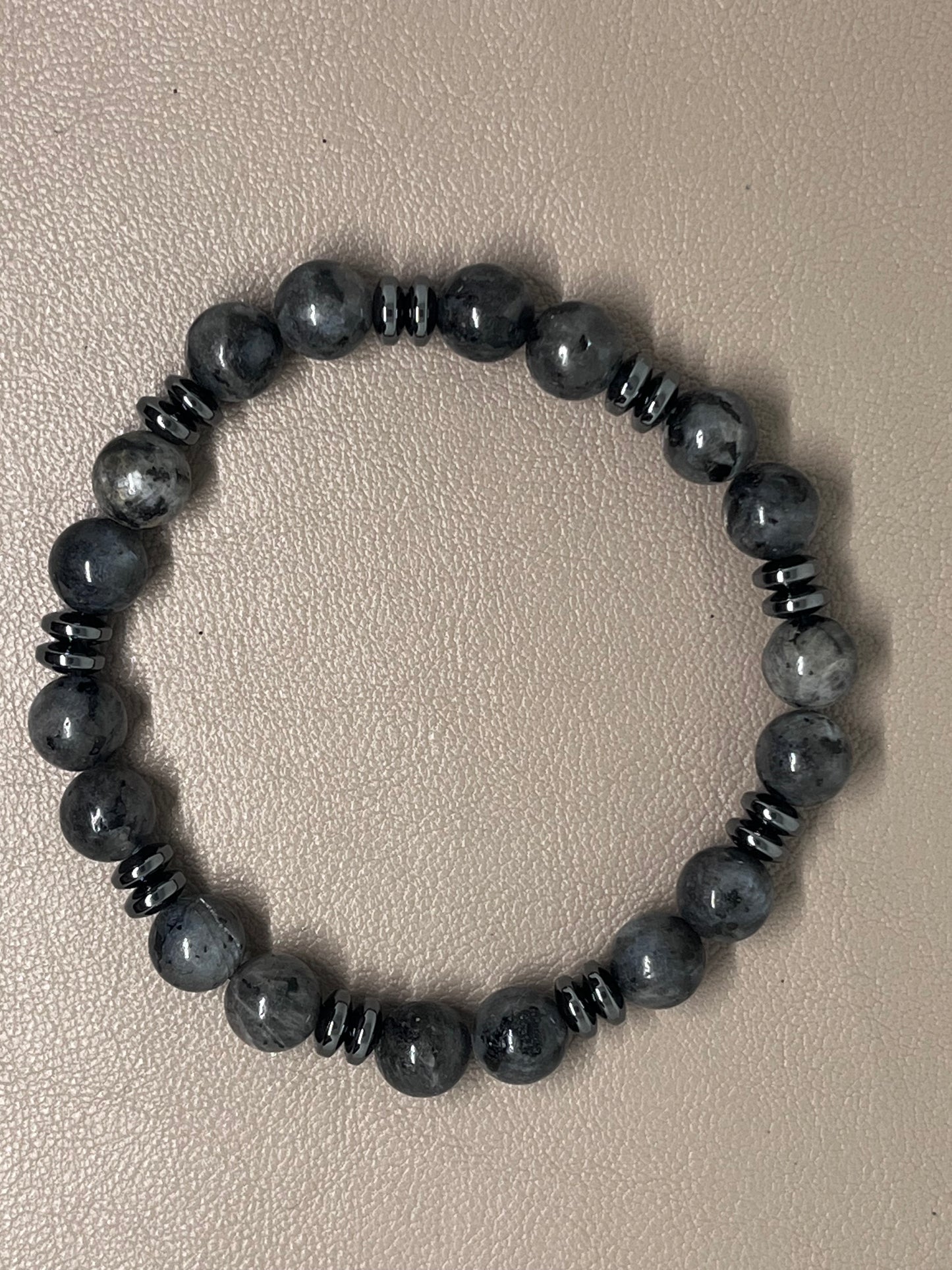 Armbånd To stk: Et brunt og ett grått med sorte detaljer