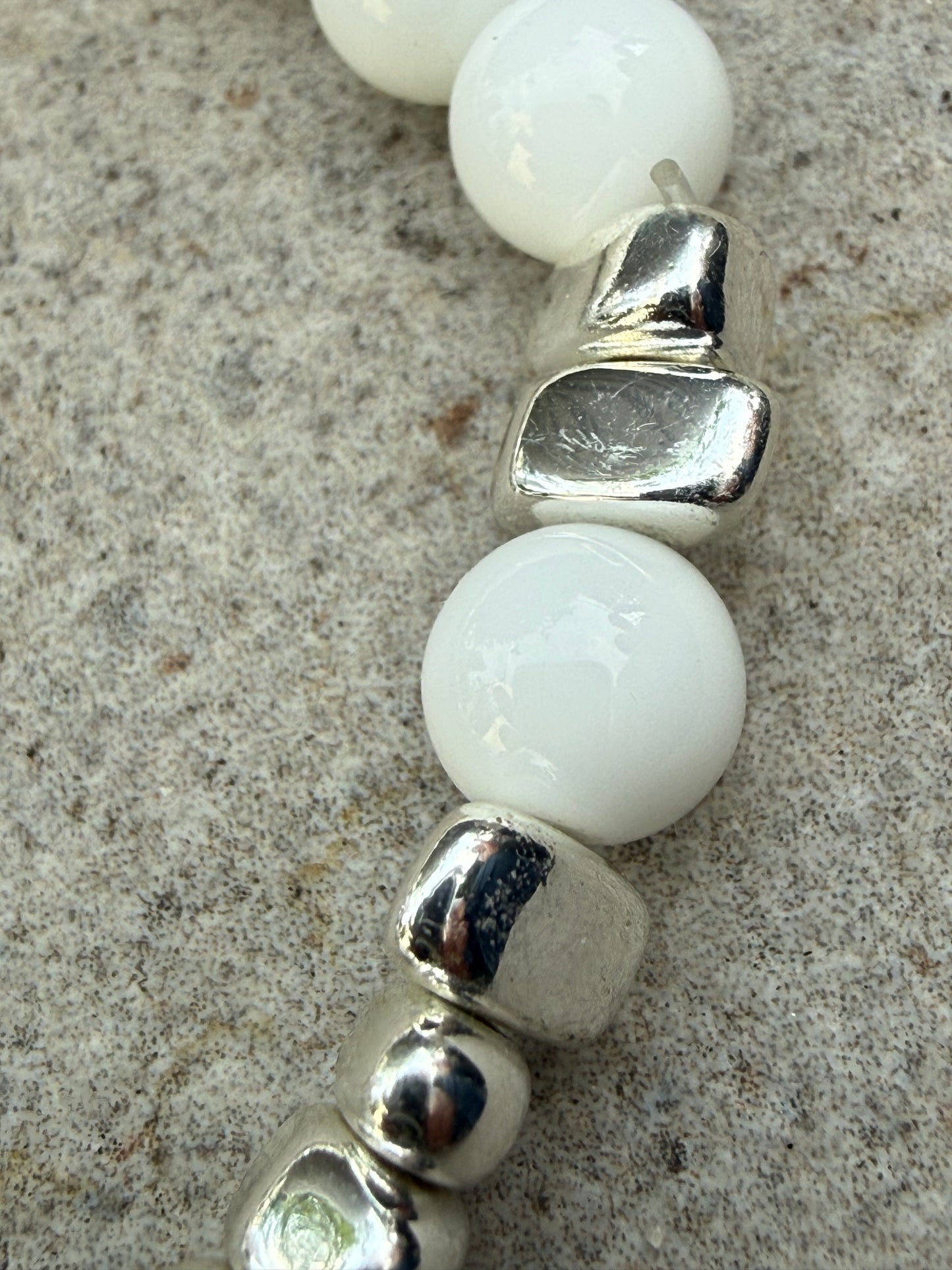 Armbånd hvit agat og sølvfarget hematitt - inluma