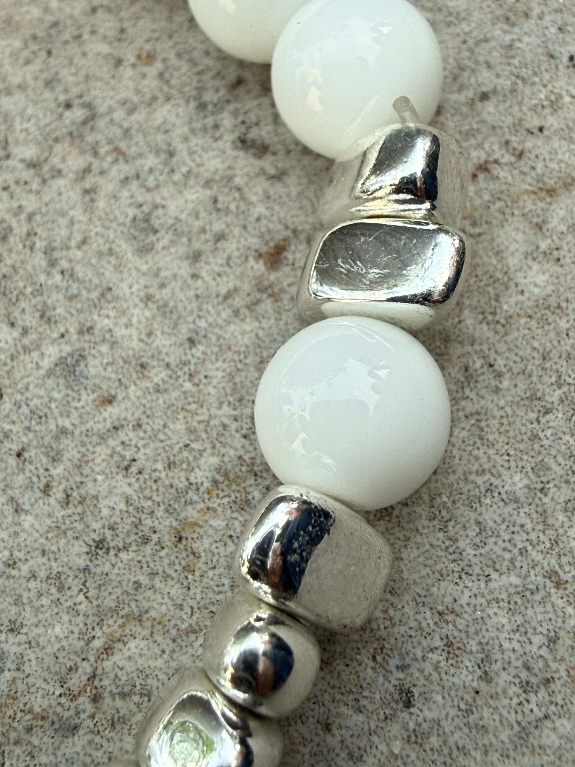 Armbånd hvit agat og sølvfarget hematitt - inluma