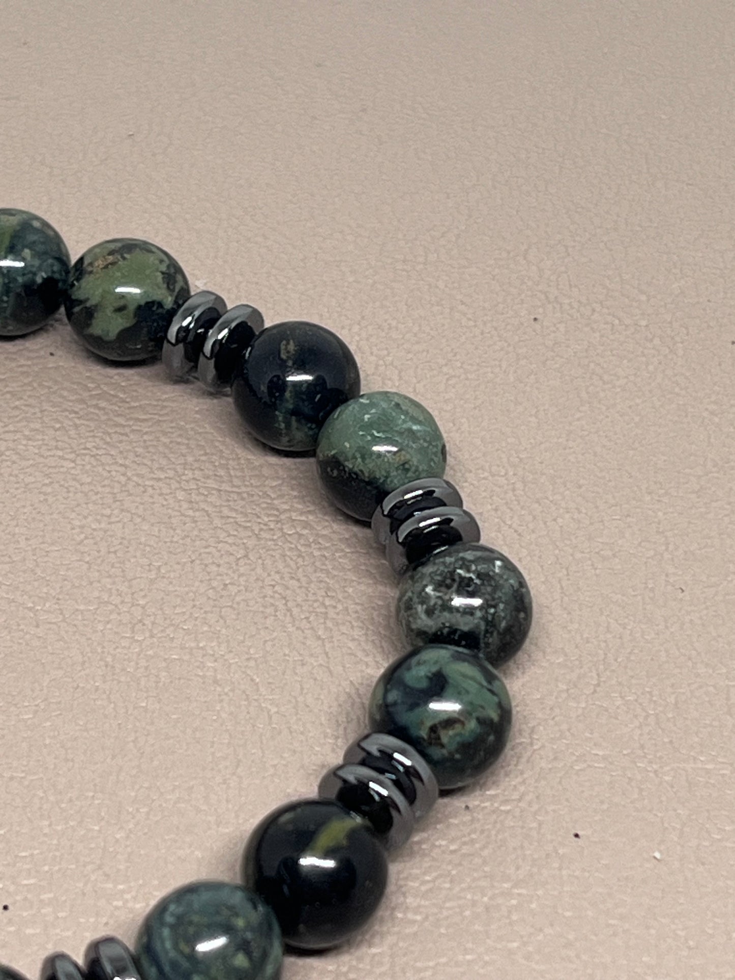 Armbånd Grønn rhyolitt og sort hematitt