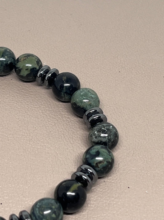 Armbånd Grønn rhyolitt og sort hematitt