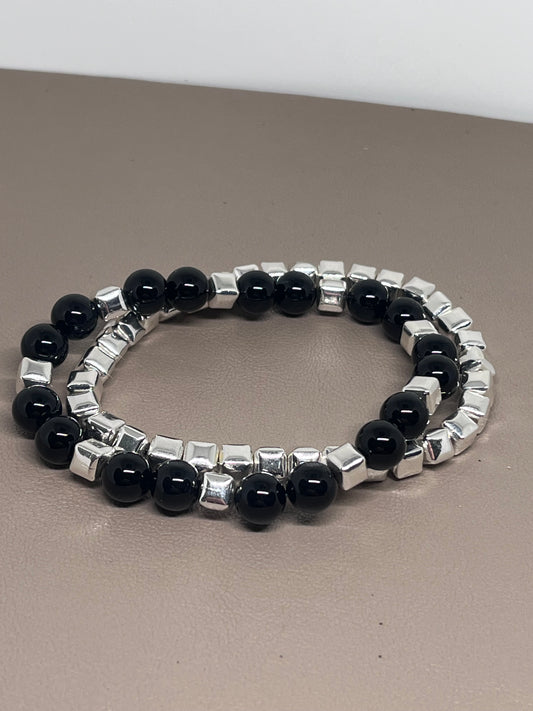 Armbånd to stk: ett med sølv og ett med sort onyx og sølv