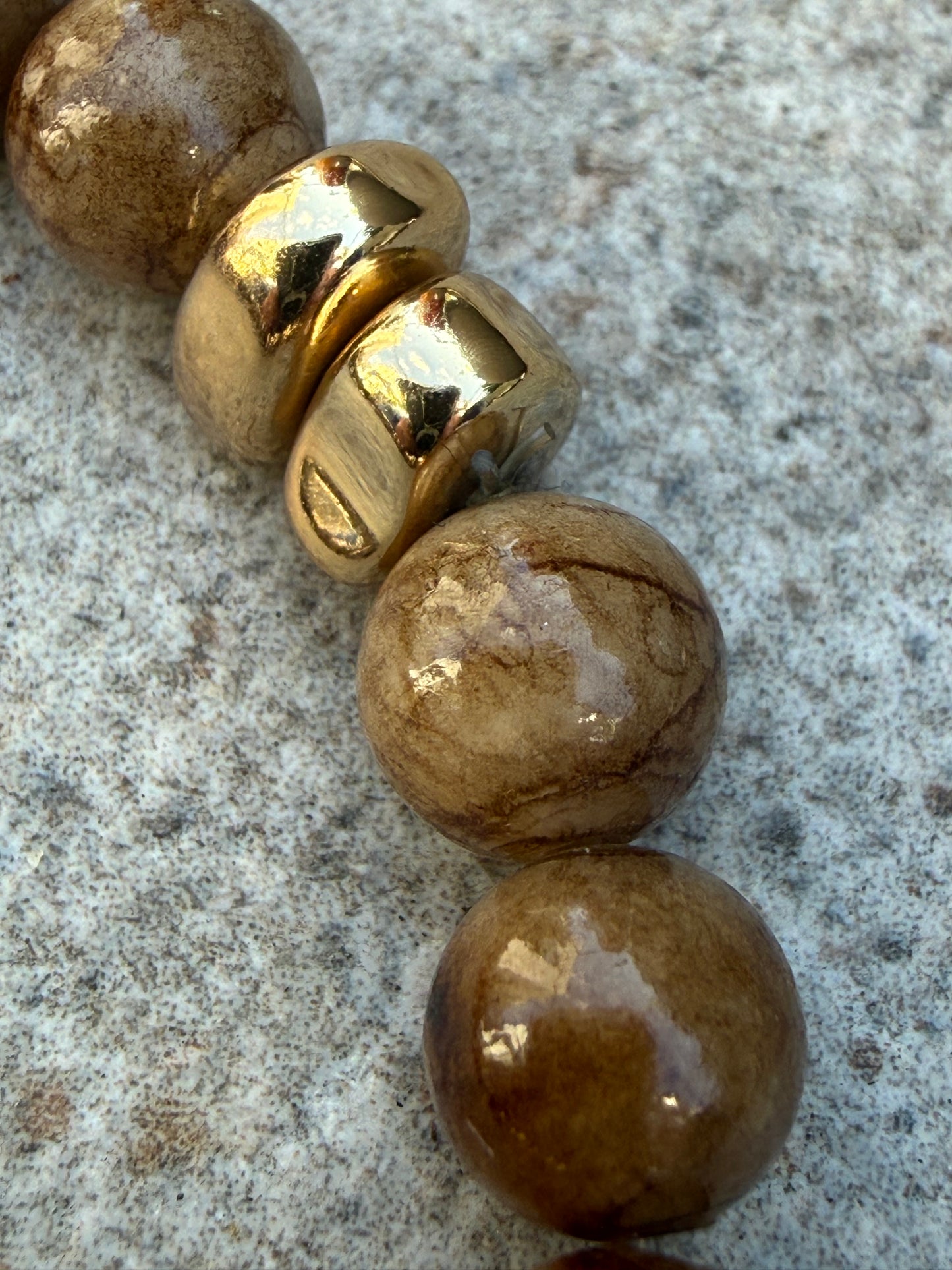 Armbånd brun kalsedon og gull - inluma