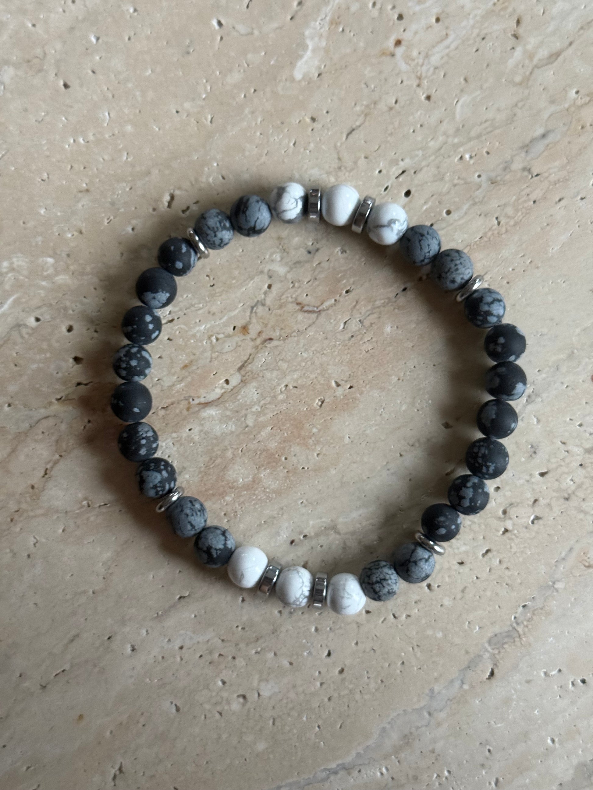 Armbånd Hvit howlitt og grå obsidian - inluma