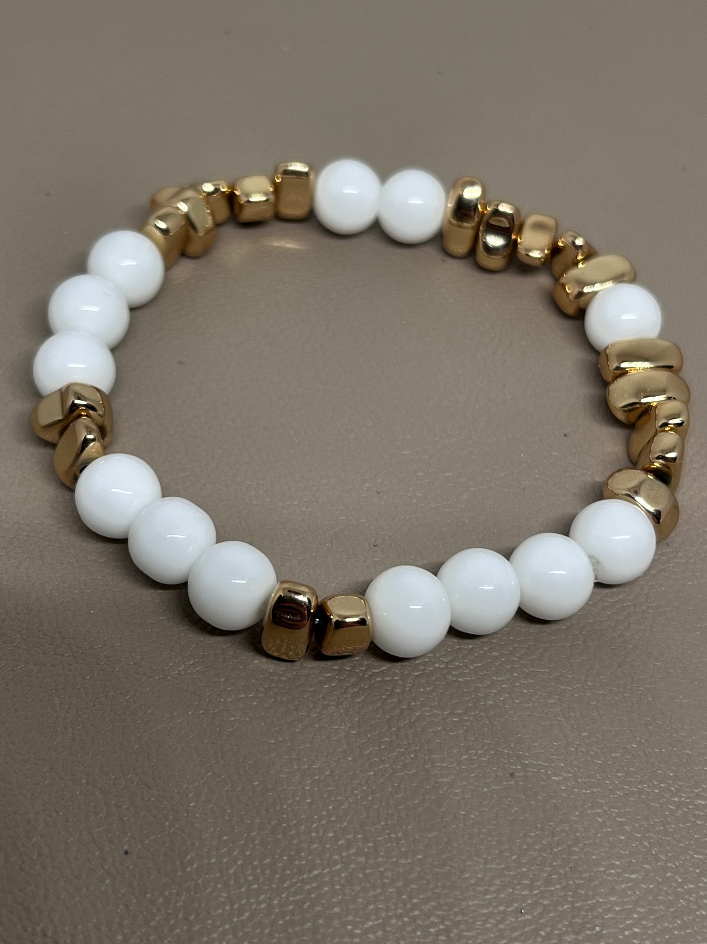 Armbånd Hvit agat og gullfarget hematitt