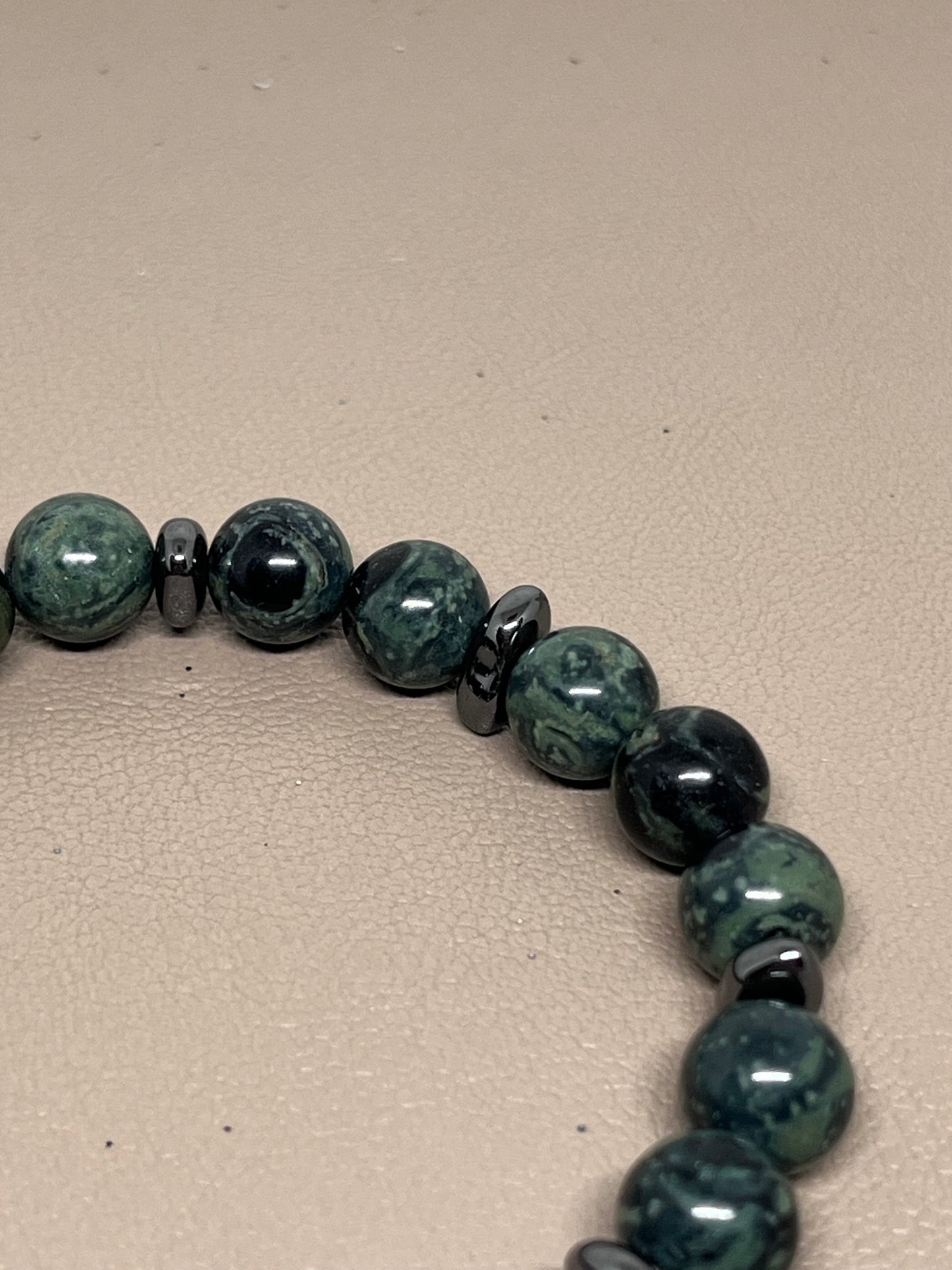 Grønn rhyolitt og sort hematitt