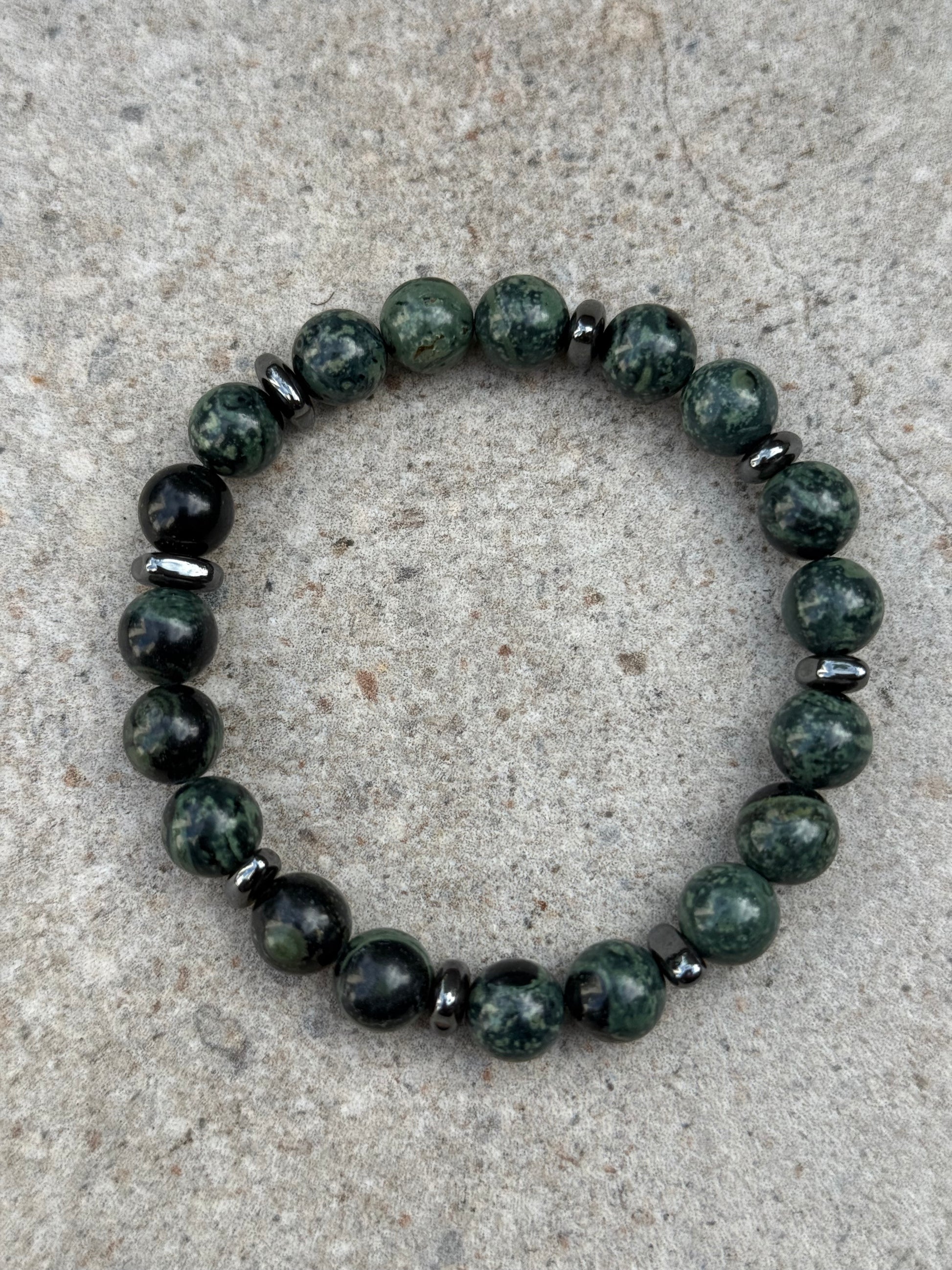 Grønn rhyolitt og sort hematitt - inluma