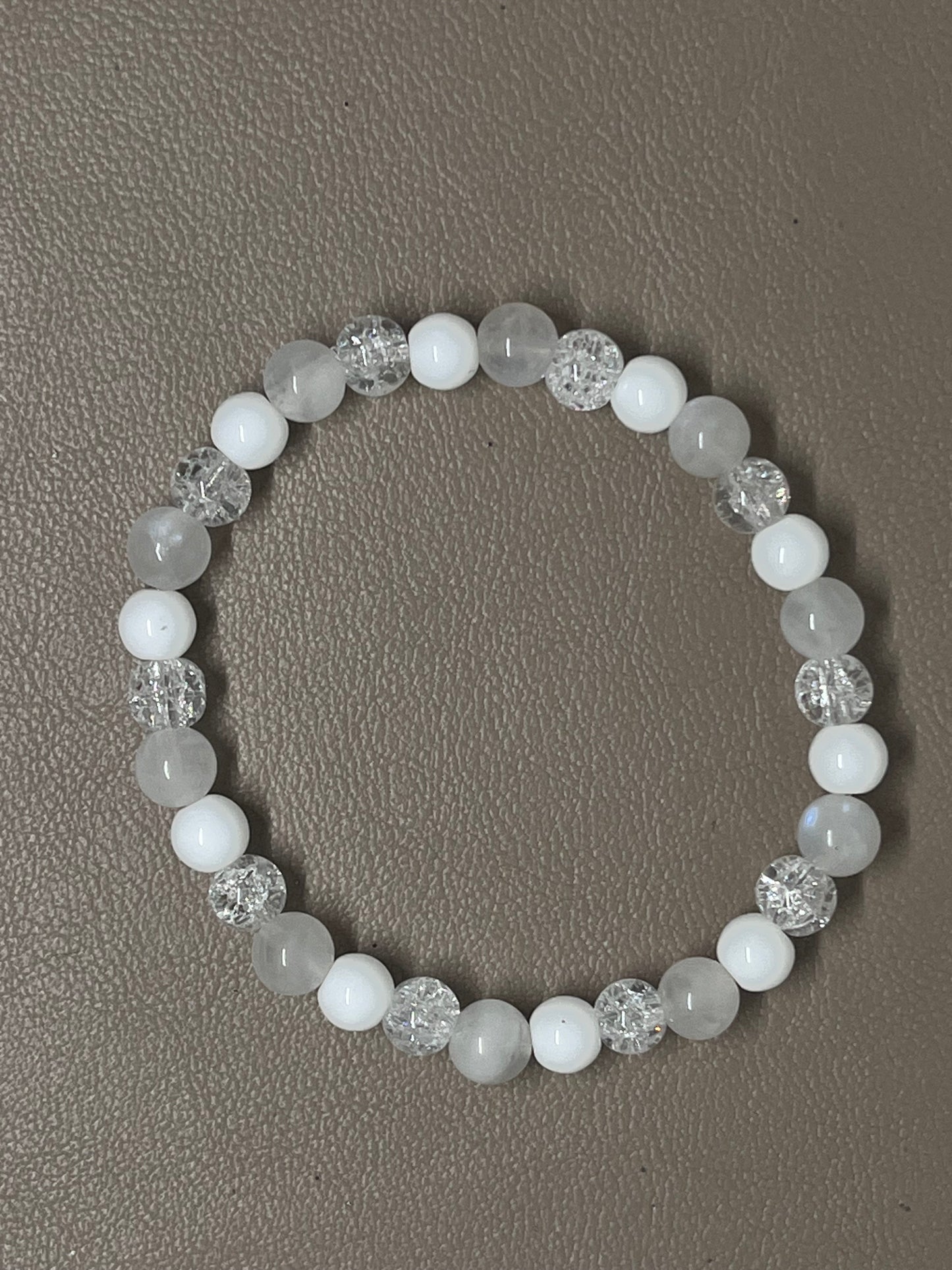 Hvite små agat, månestein og kvartsperler