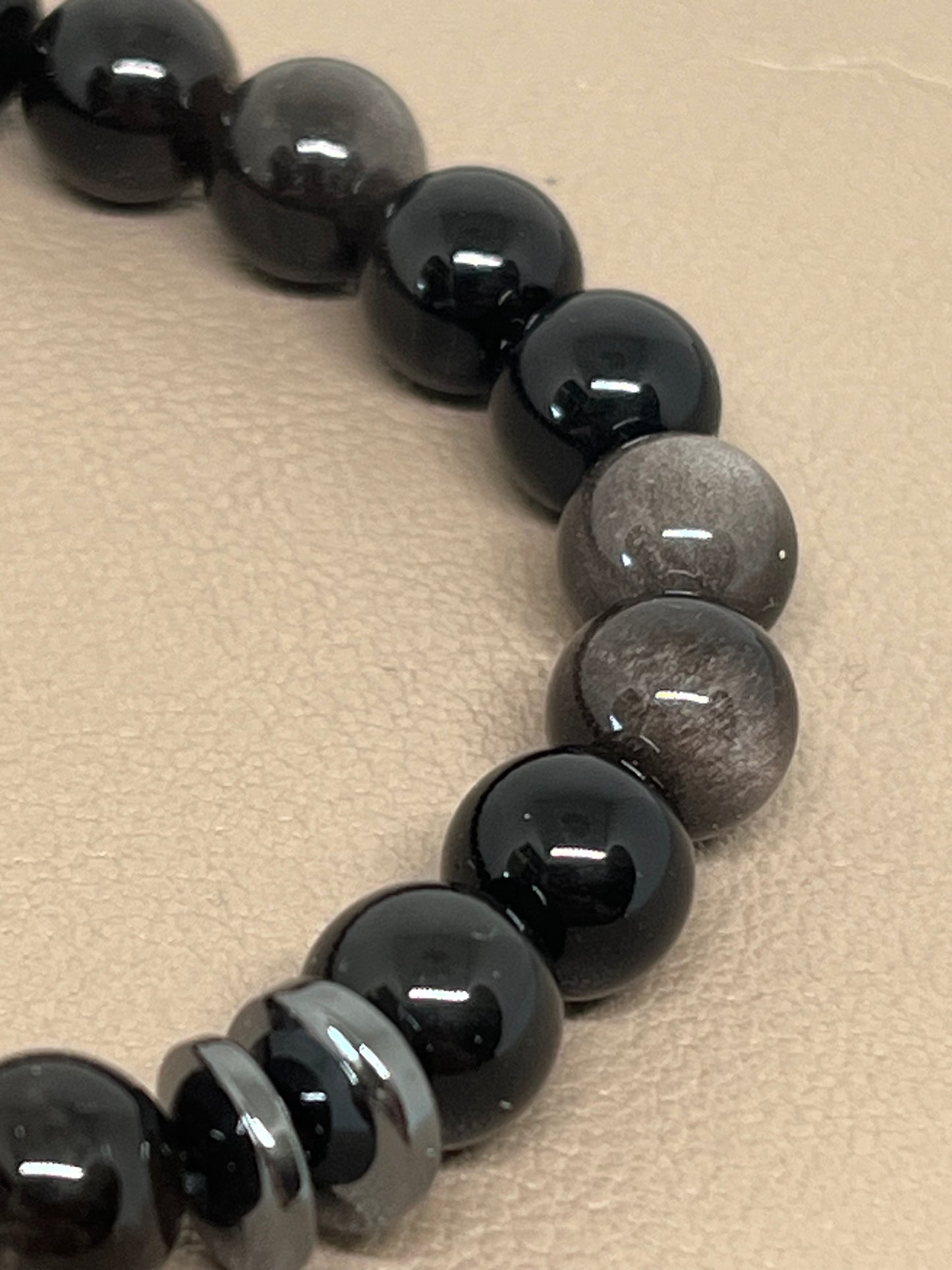 Sort sølvobsidian med sort hematitt