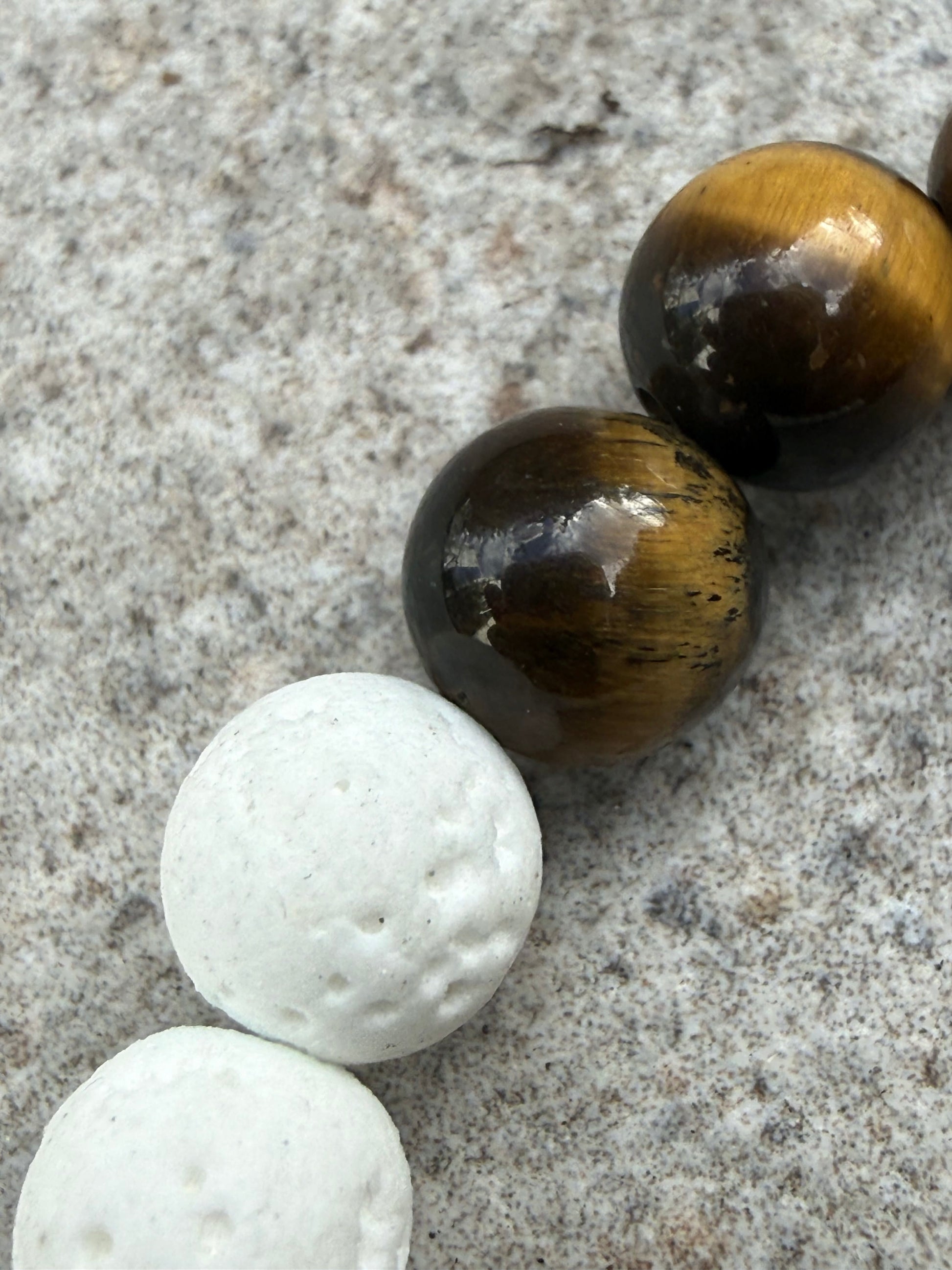 Armbånd tigerøyne og hvit lava - inluma