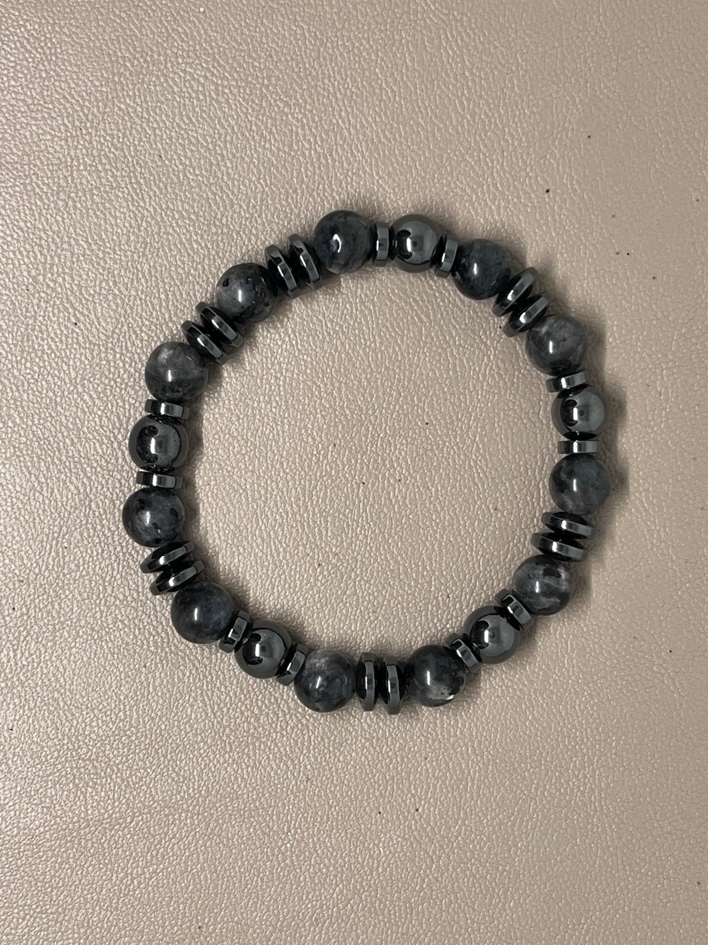 Grå labradoritt og sort hematitt