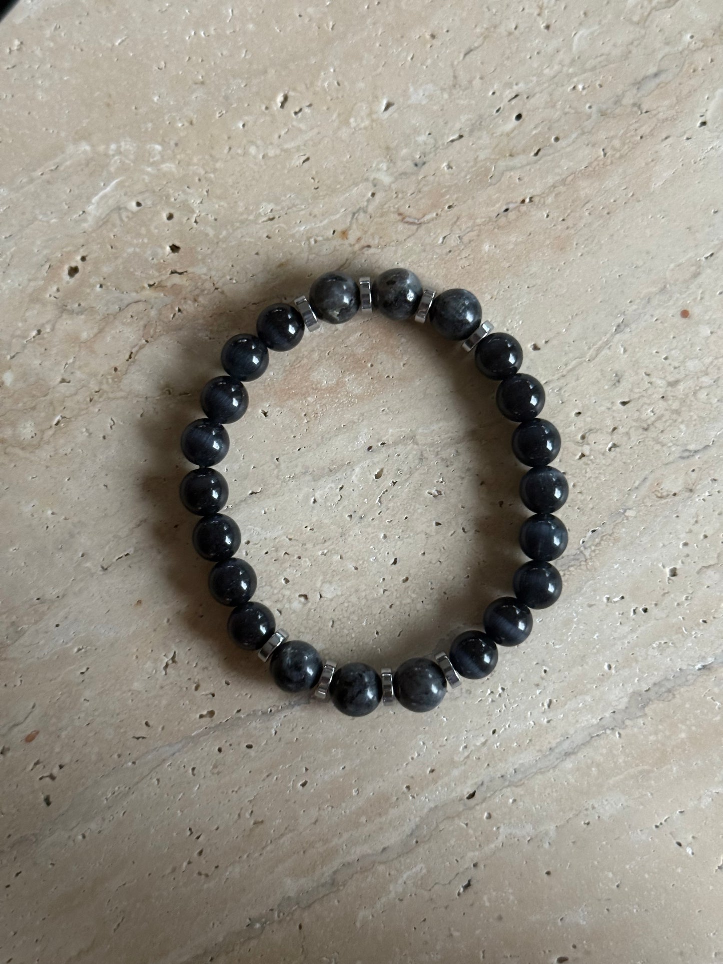 Sorte katteøyne og labradoritt