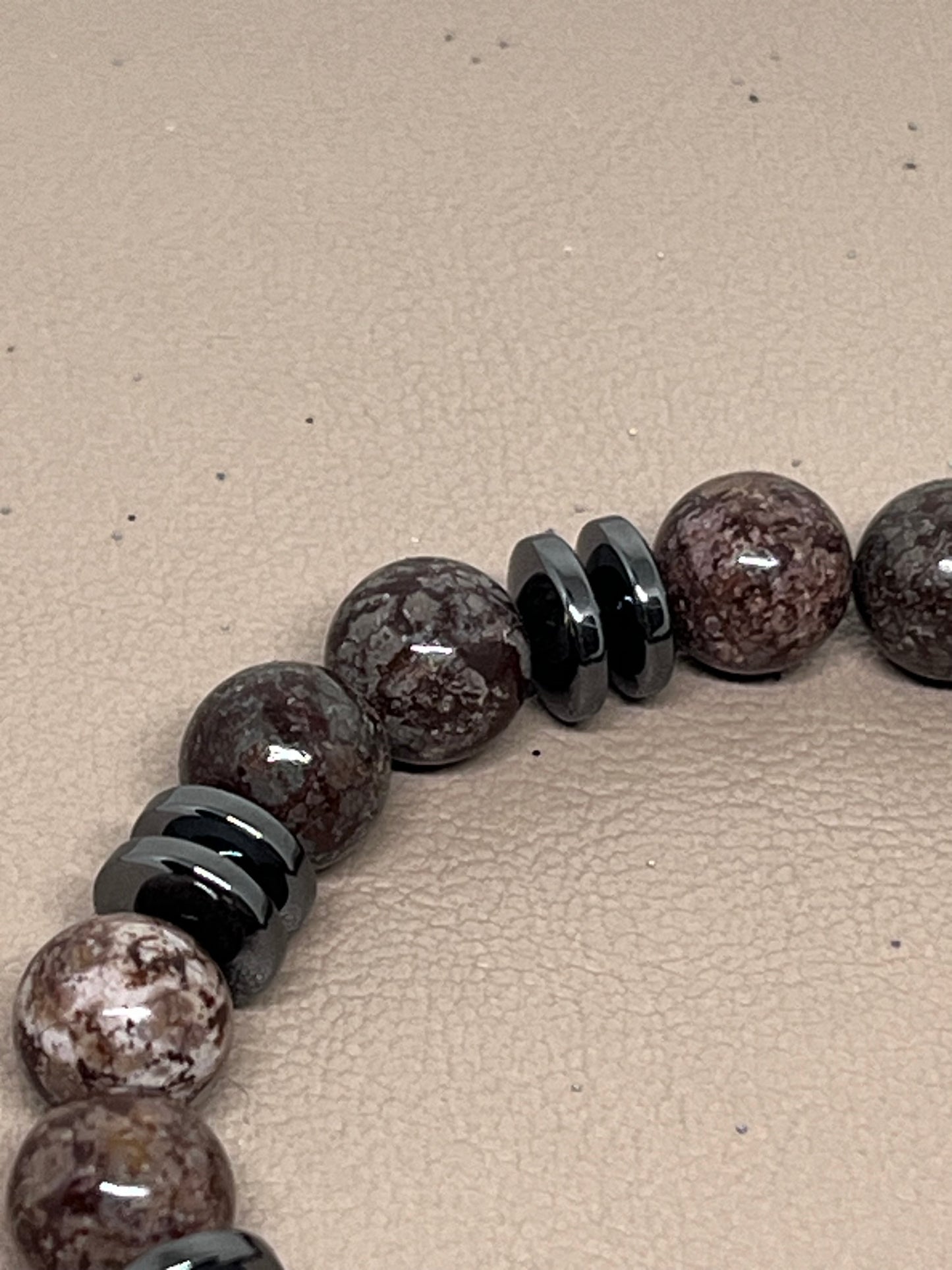 Brun obsidian og sort hematitt