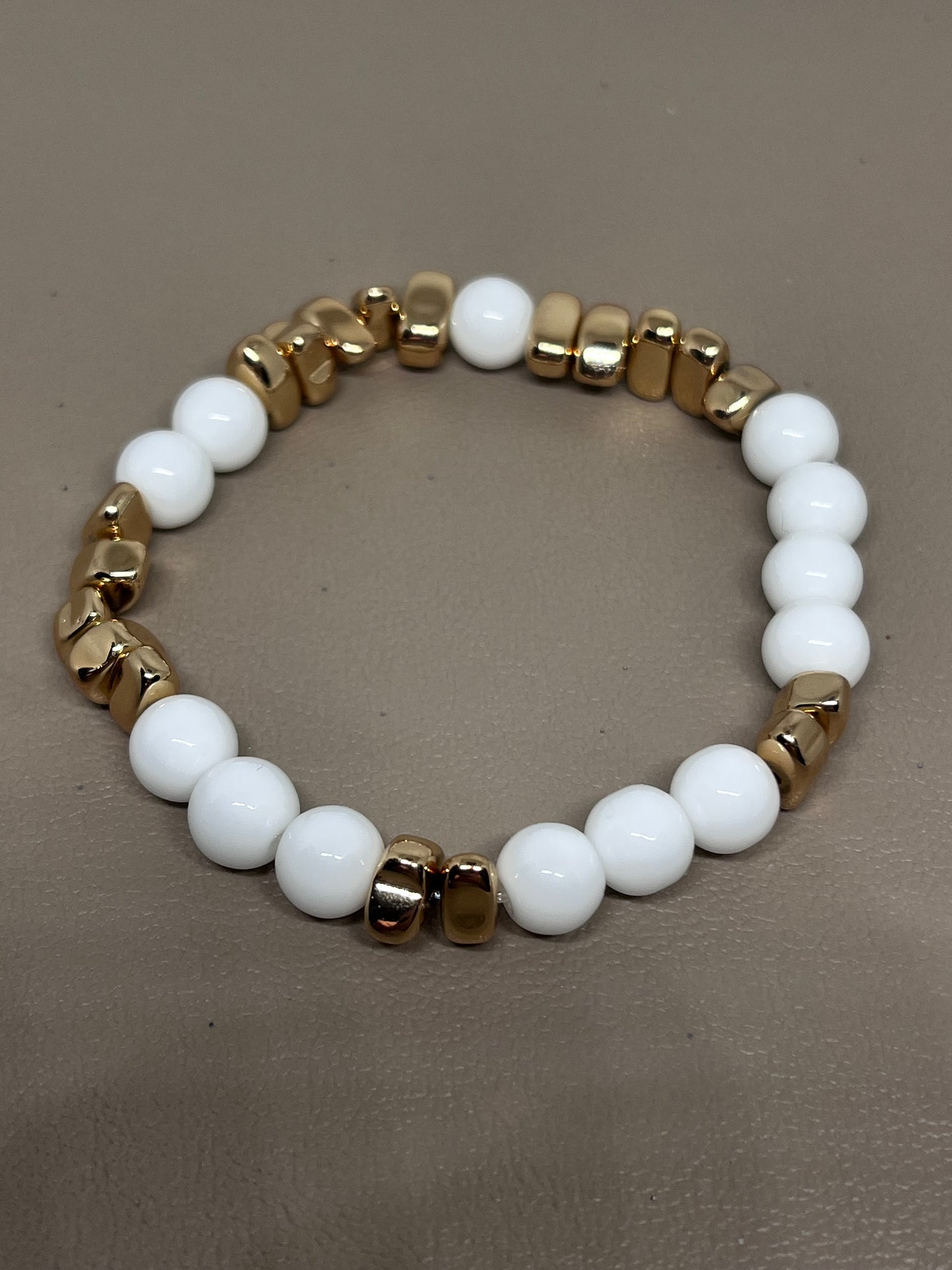 Armbånd Hvit agat og gullfarget hematitt