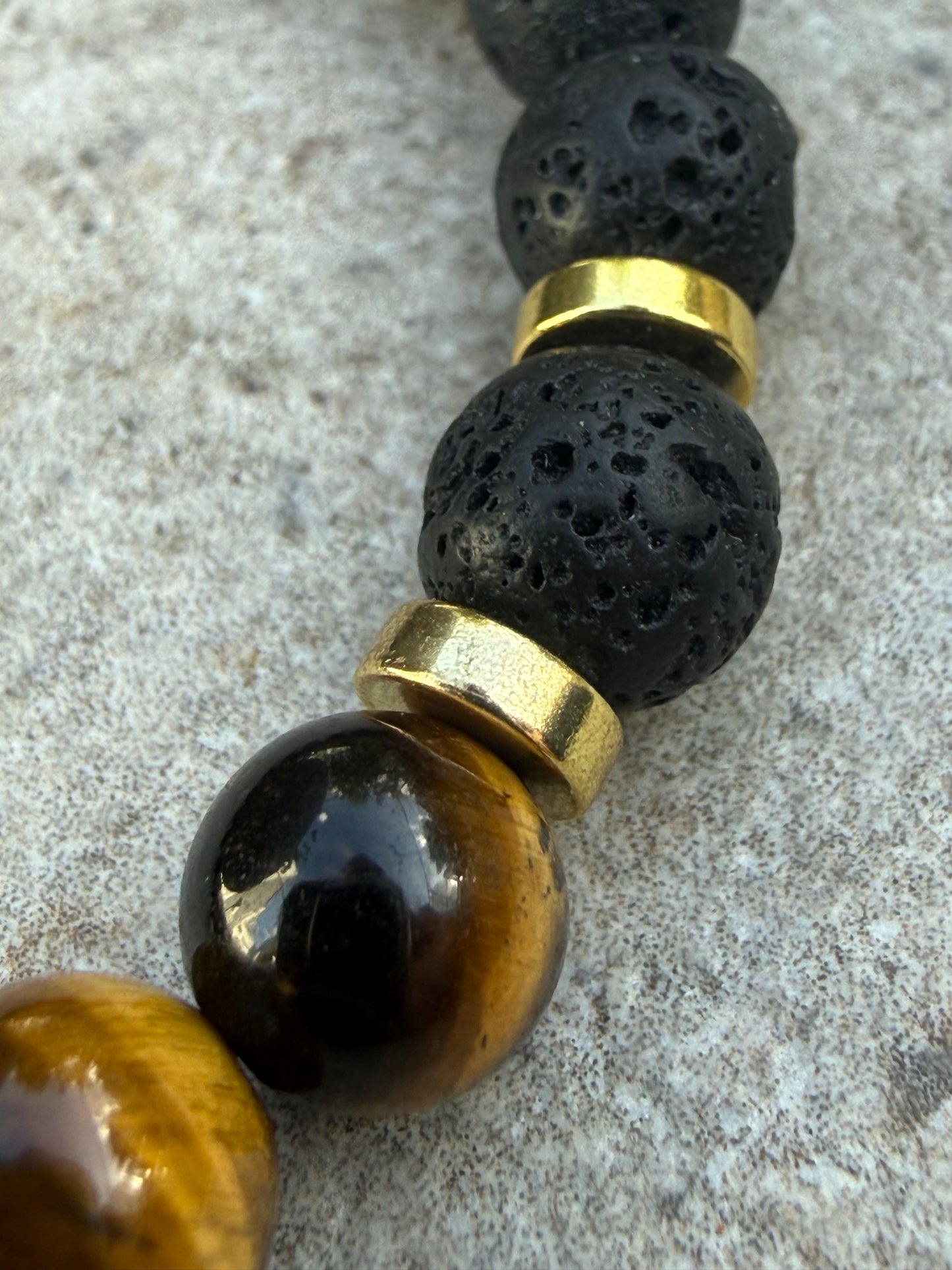 Armbånd svart lava,tigerøyne og gull - inluma