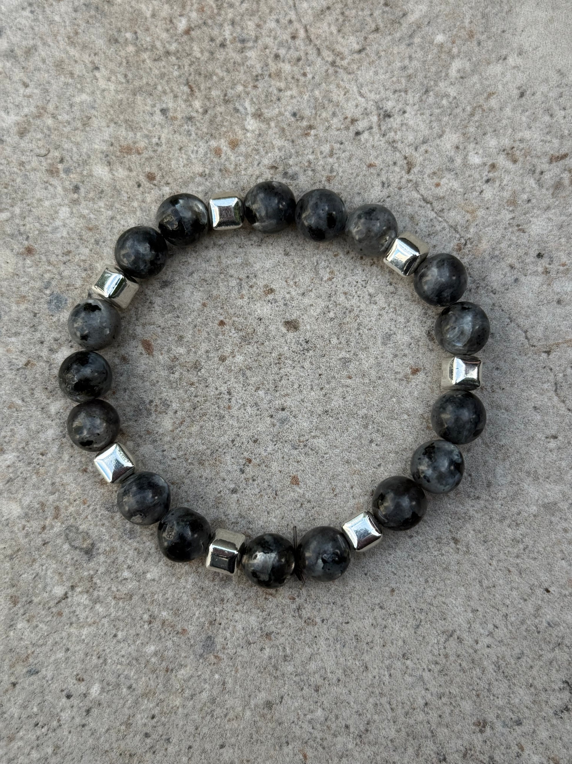 Grå labradoritt og sølv hematitt - inluma