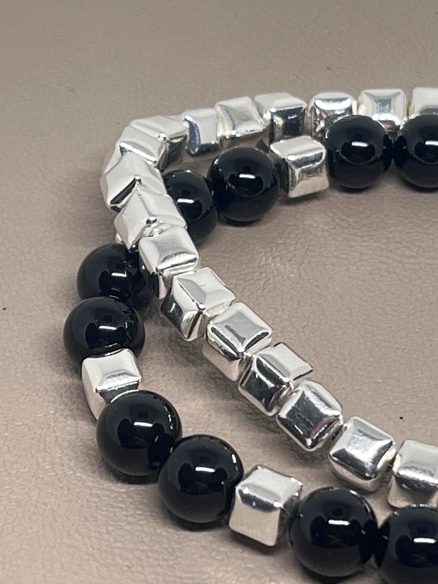 Armbånd to stk: ett med sølv og ett med sort onyx og sølv