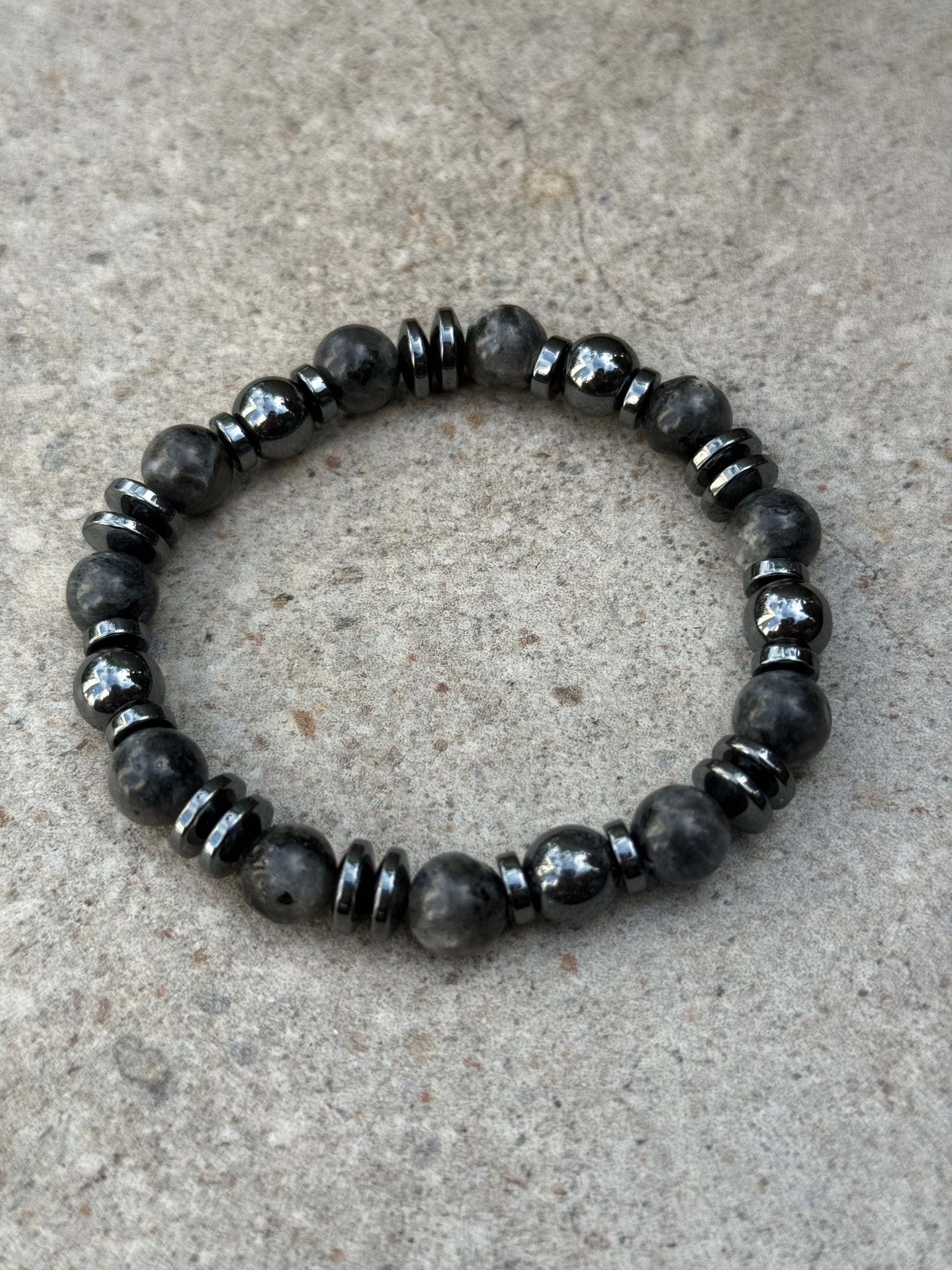 Grå labradoritt og sort hematitt - inluma