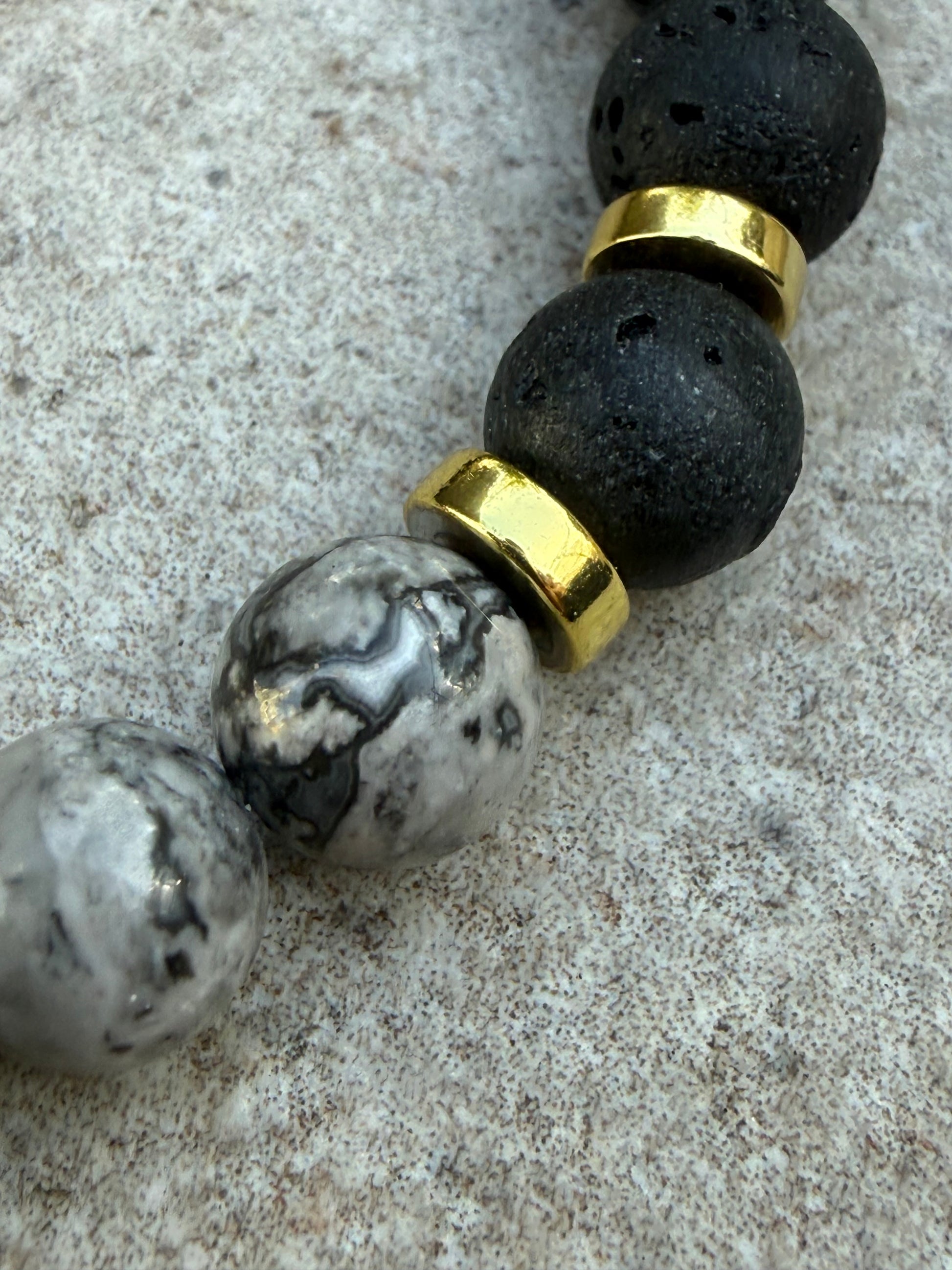 Armbånd svart lava, grå Jasper og gull - inluma