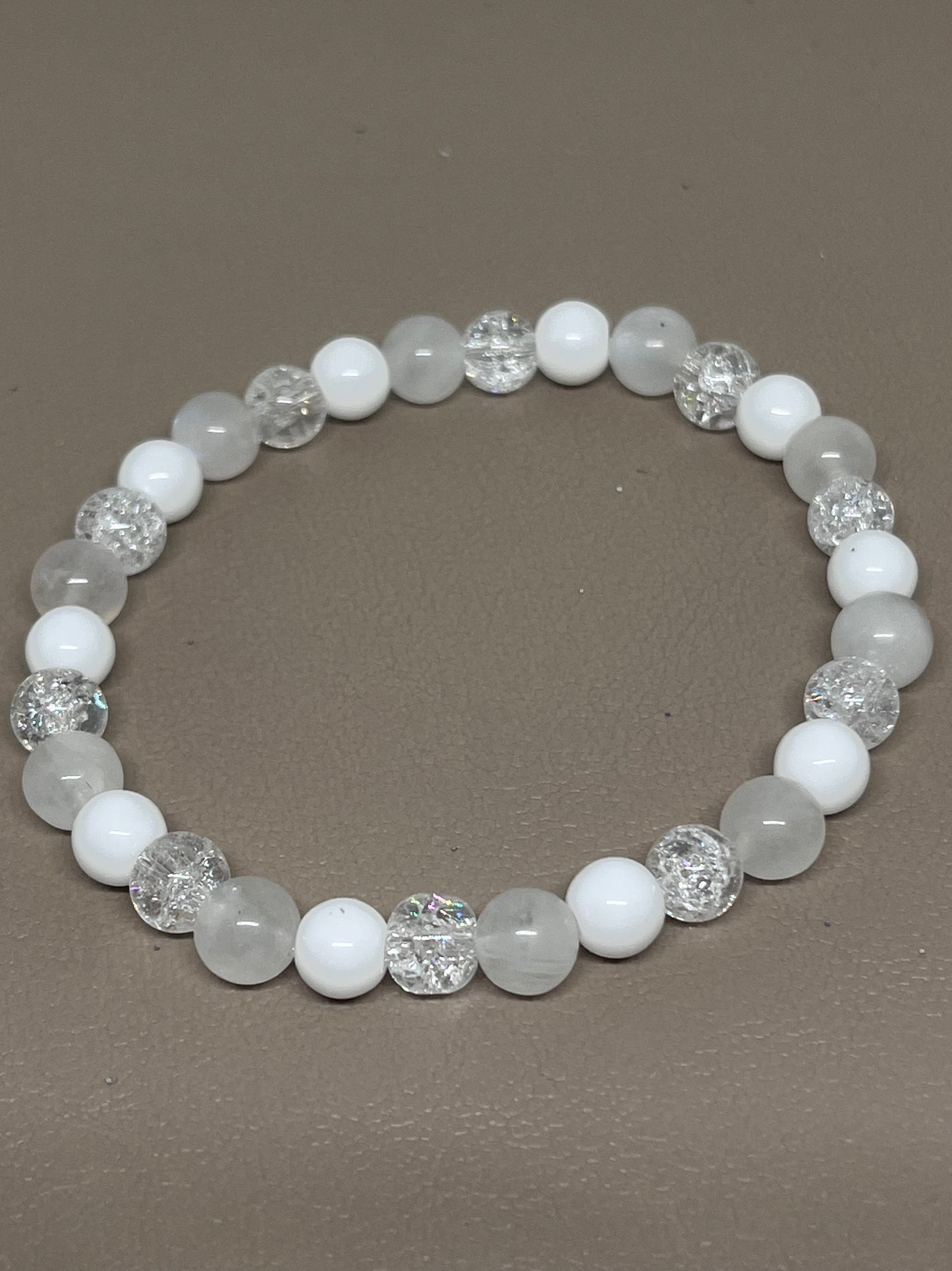 Hvite små agat, månestein og kvartsperler