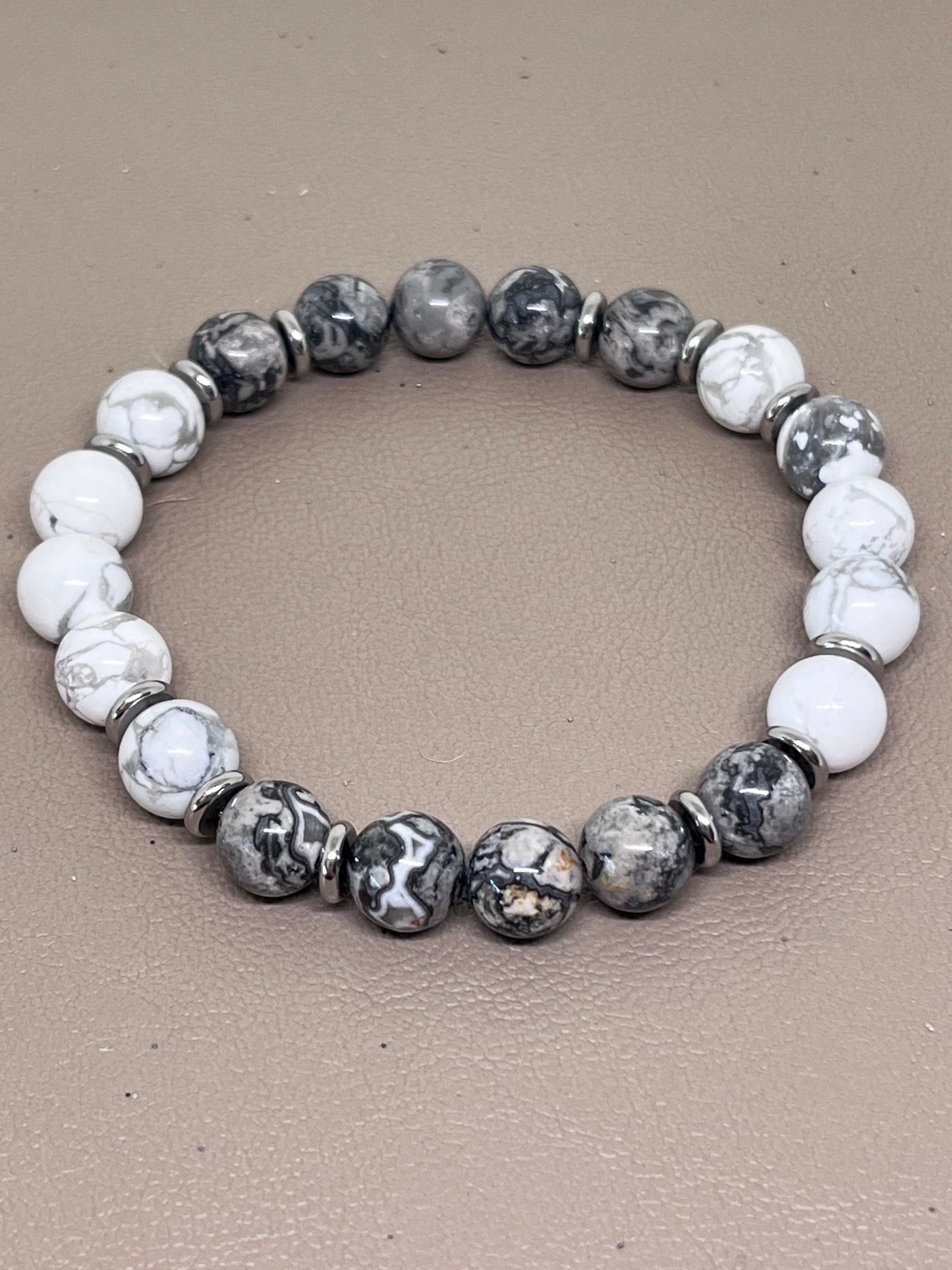 Grå Jasper og hvit howlitt