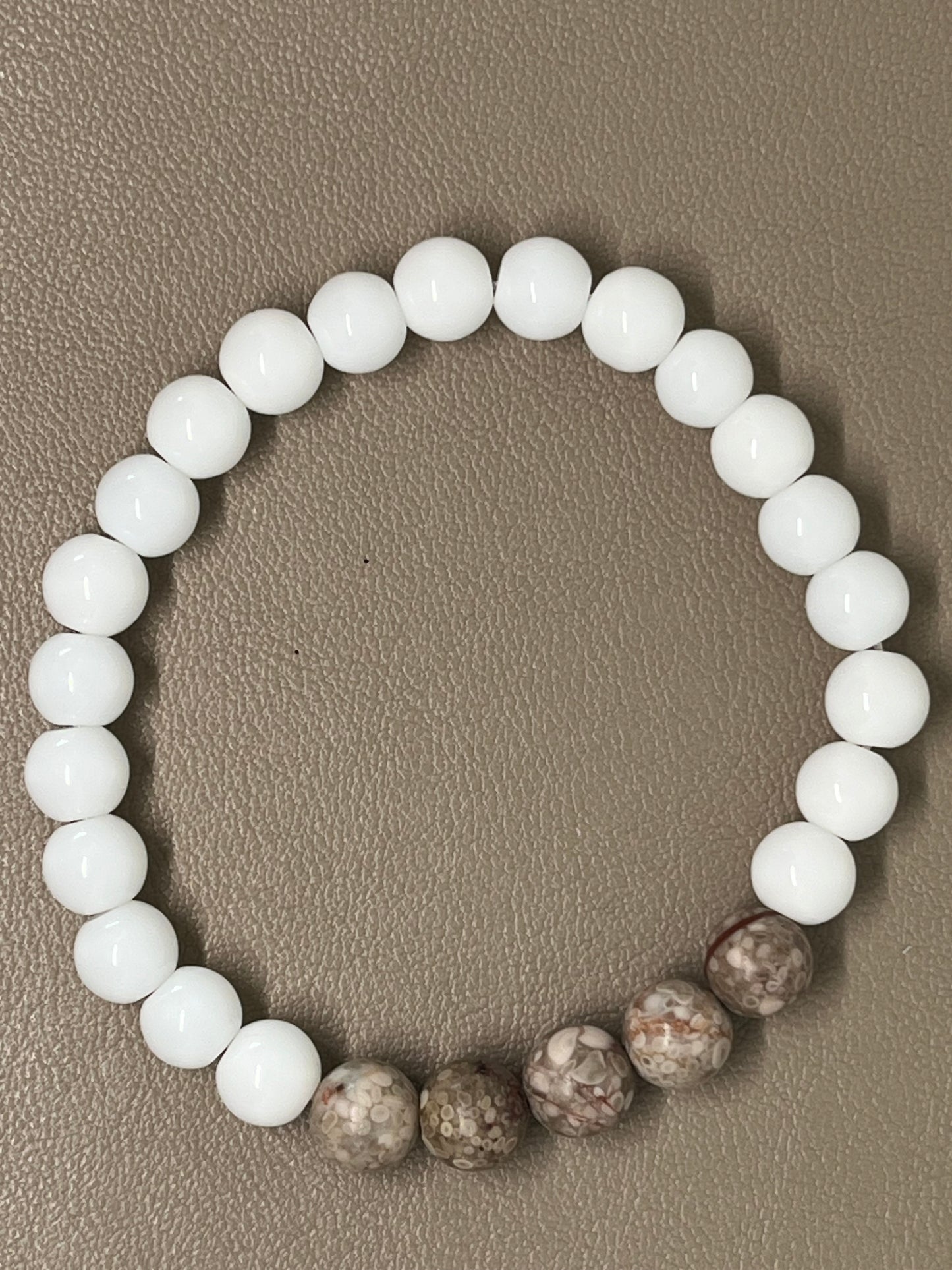 Armbånd gråbeige zeolit og hvit agat