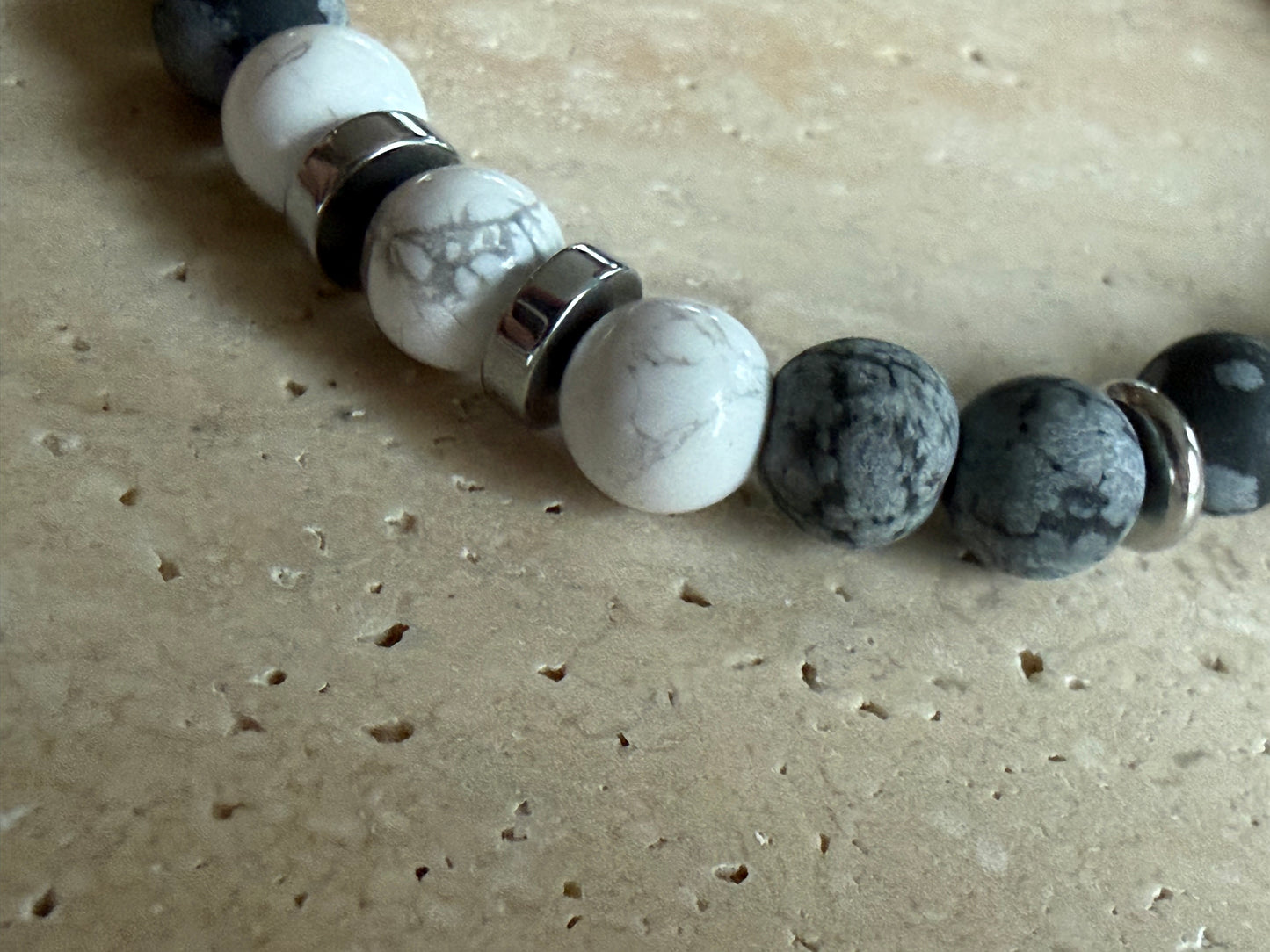 Armbånd Hvit howlitt og grå obsidian - inluma